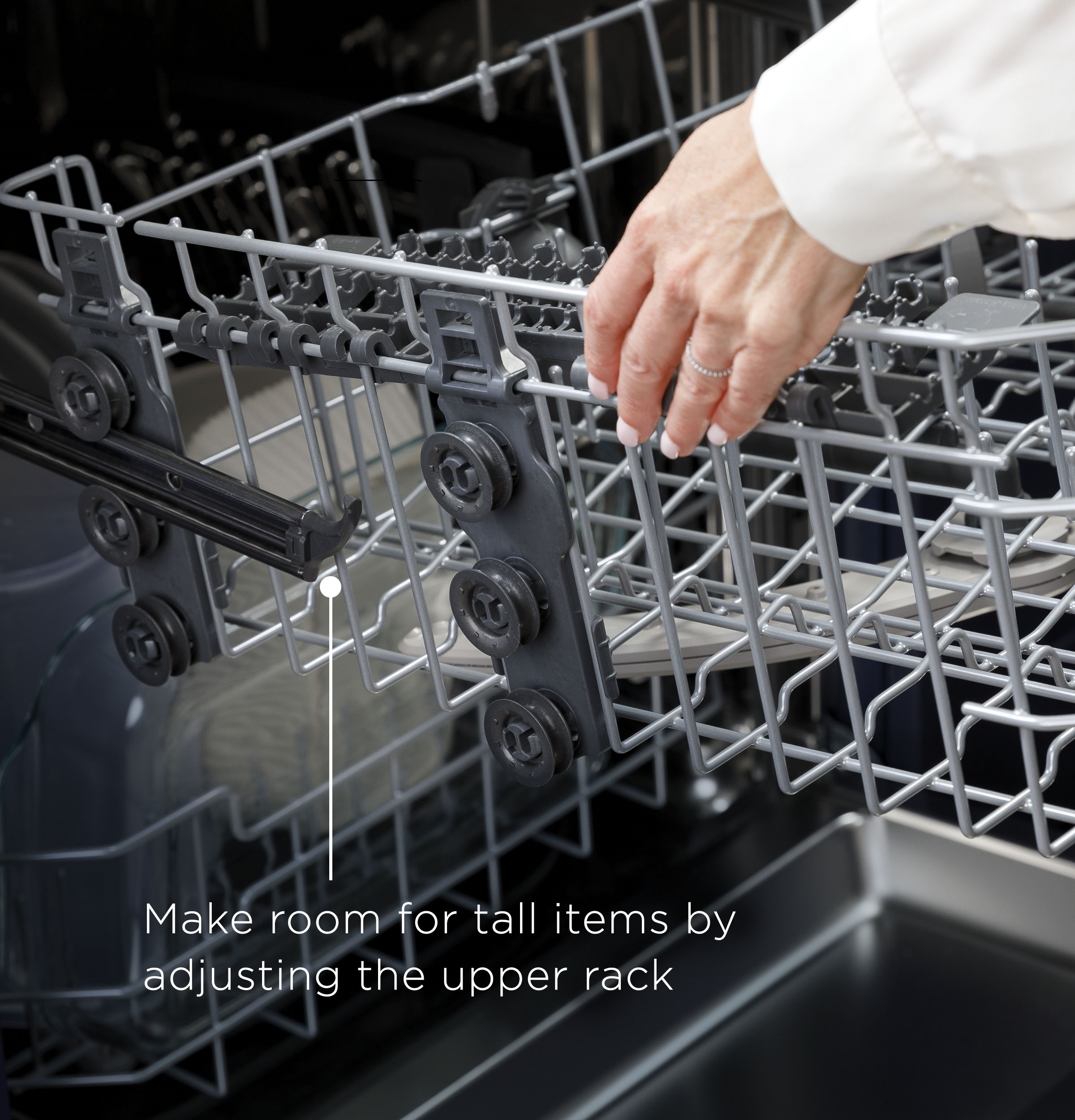 Front Control with Stainless Interior Door Dishwasher with Sanitize Cycle & Dry Boost GDF640HSMSS