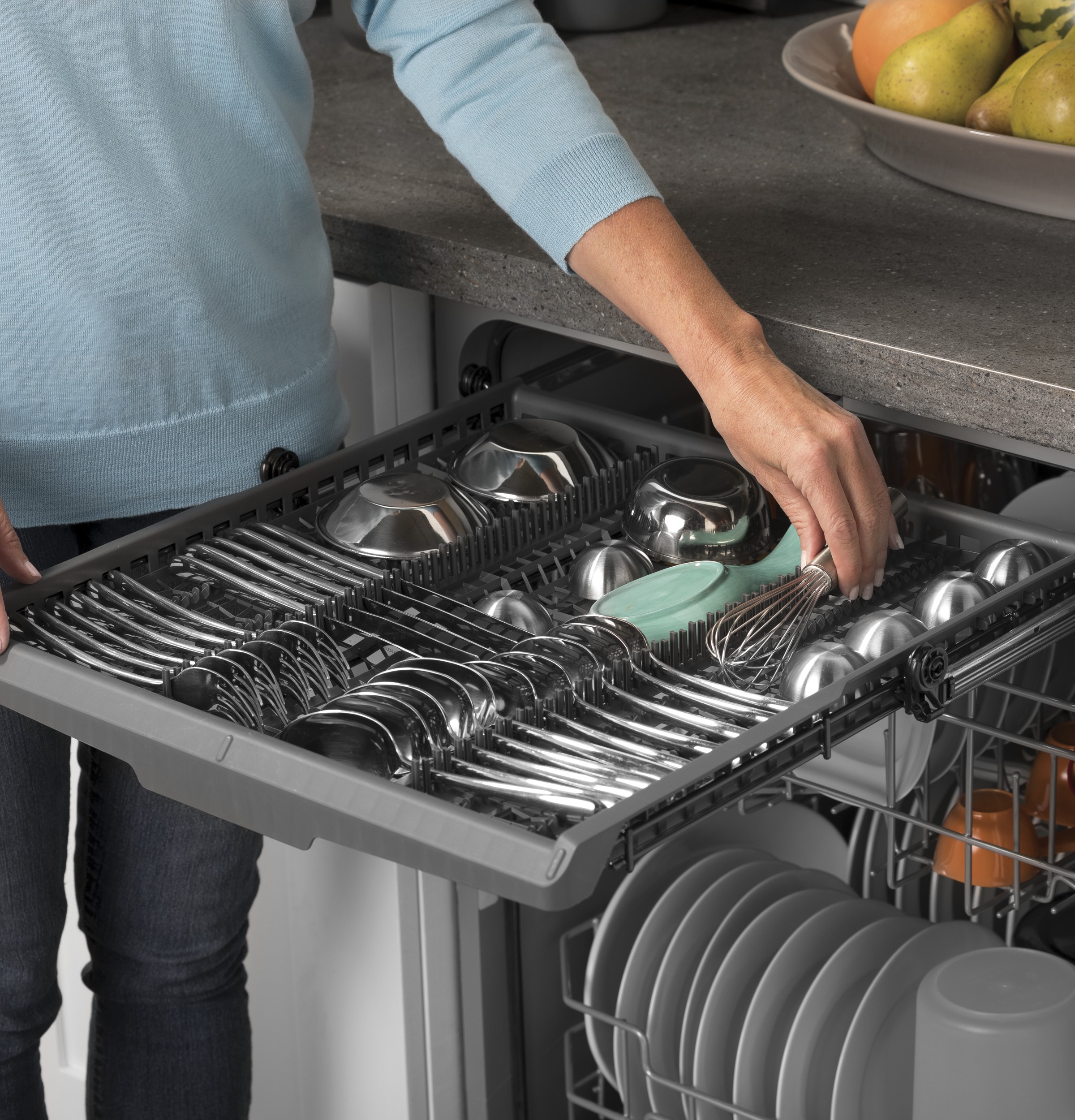 Front Control with Stainless Interior Door Dishwasher with Sanitize Cycle & Dry Boost GDF640HSMSS