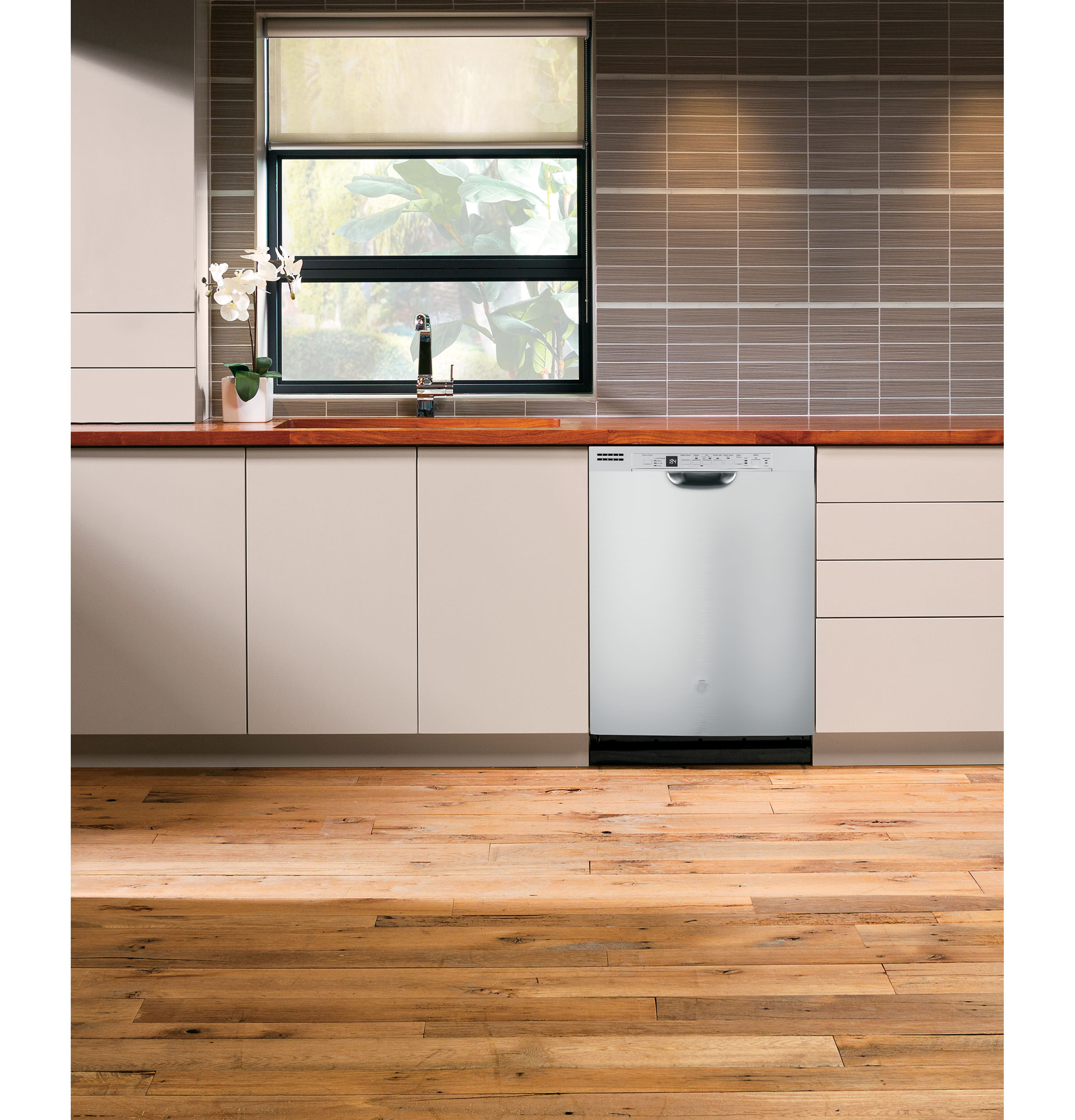 Front Control with Stainless Interior Door Dishwasher with Sanitize Cycle & Dry Boost GDF640HSMSS