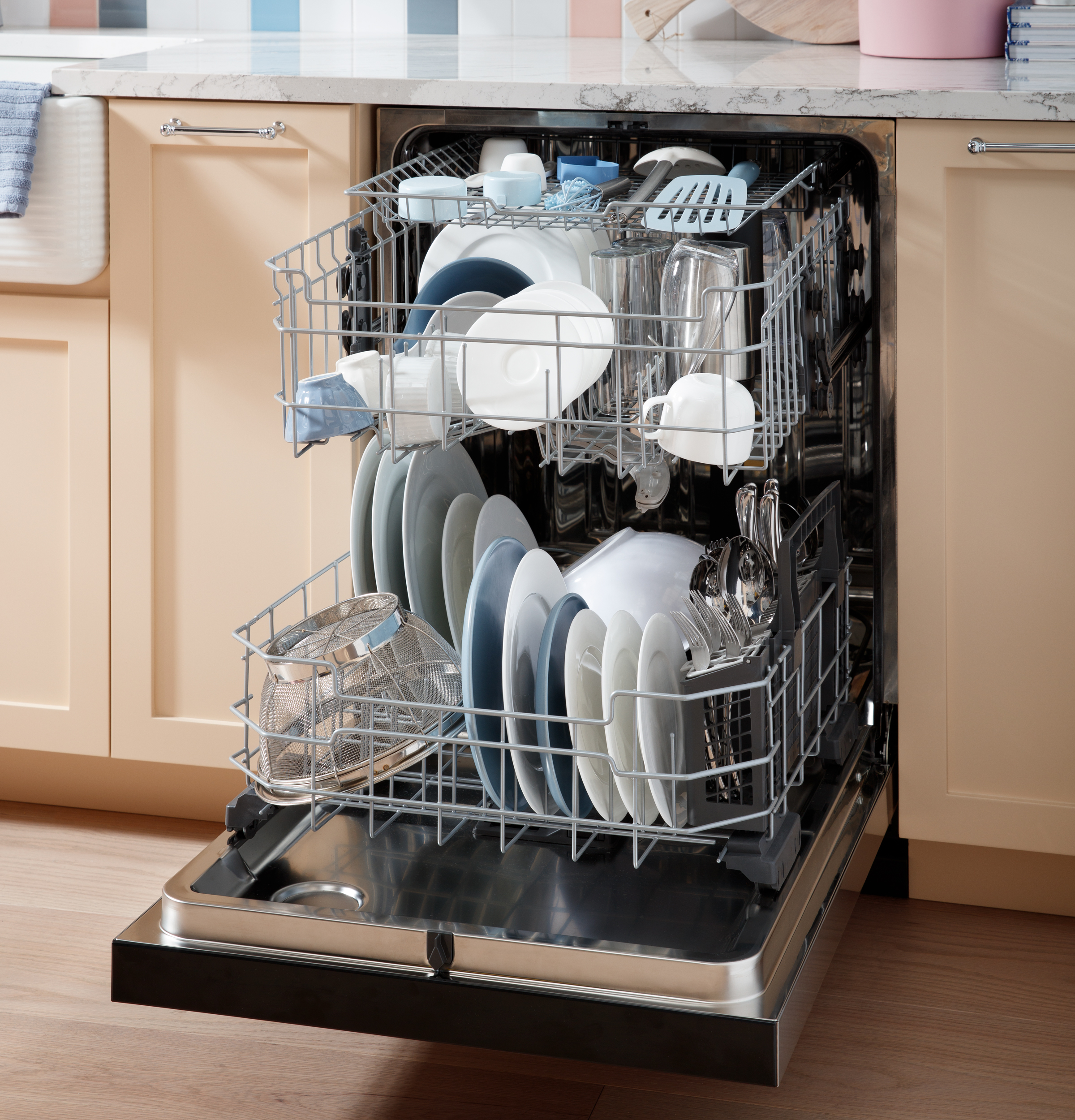 Front Control with Stainless Steel Interior Dishwasher with Sanitize Cycle GDF650SYVFS