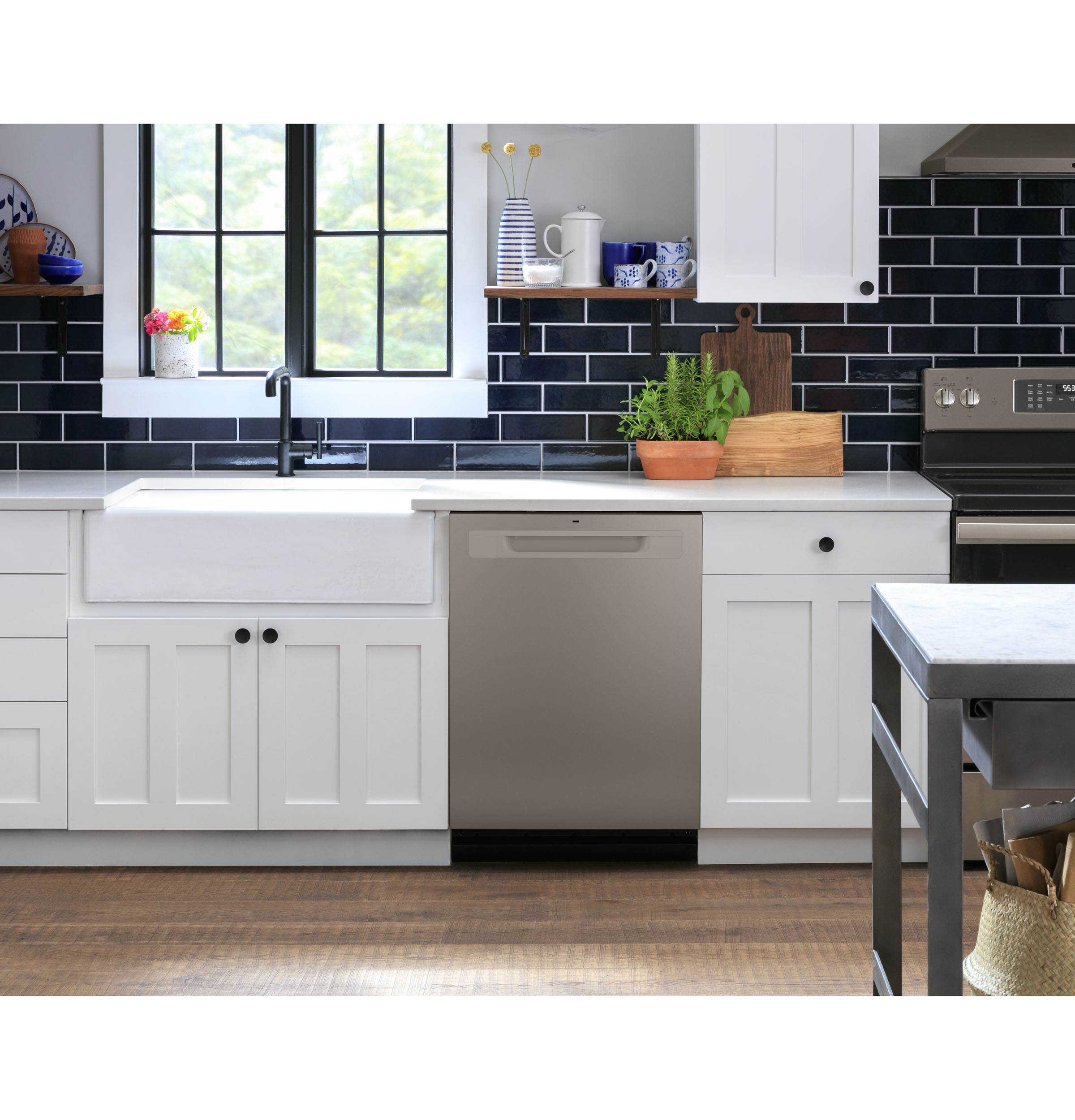 Top Control with Plastic Interior Dishwasher with Sanitize Cycle & Dry Boost GDP630PMRES