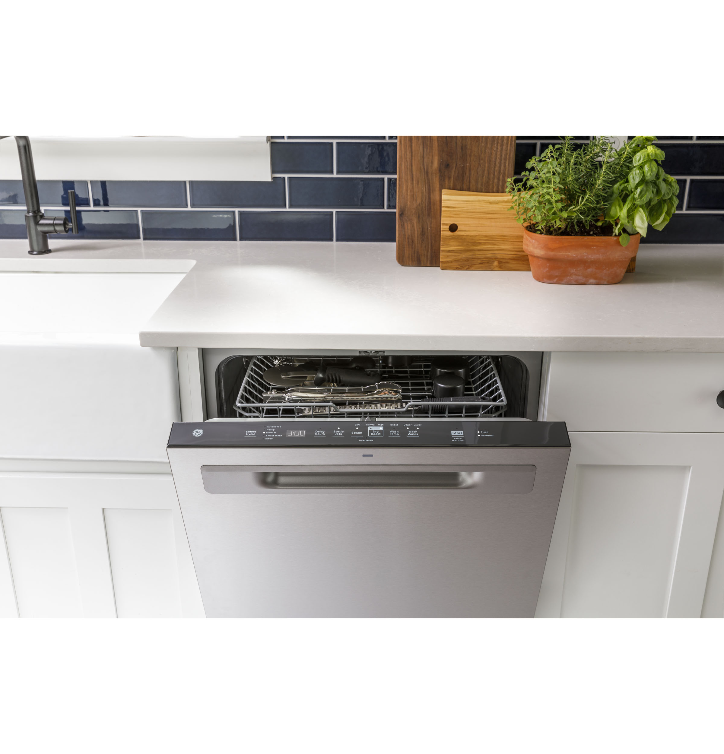 Top Control with Plastic Interior Dishwasher with Sanitize Cycle & Dry Boost GDP630PMRES