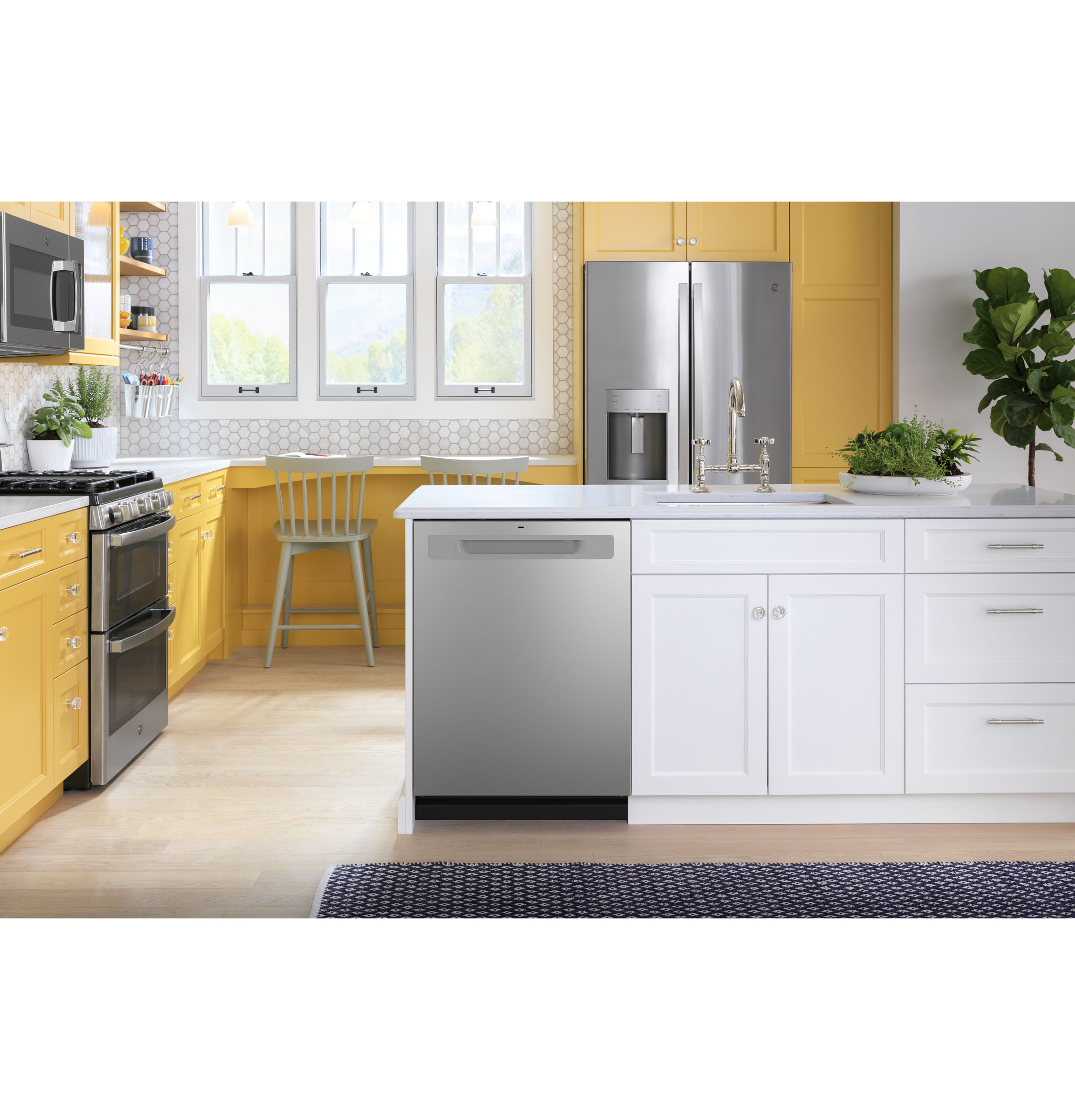Top Control with Plastic Interior Dishwasher with Sanitize Cycle & Dry Boost GDP630PYRFS