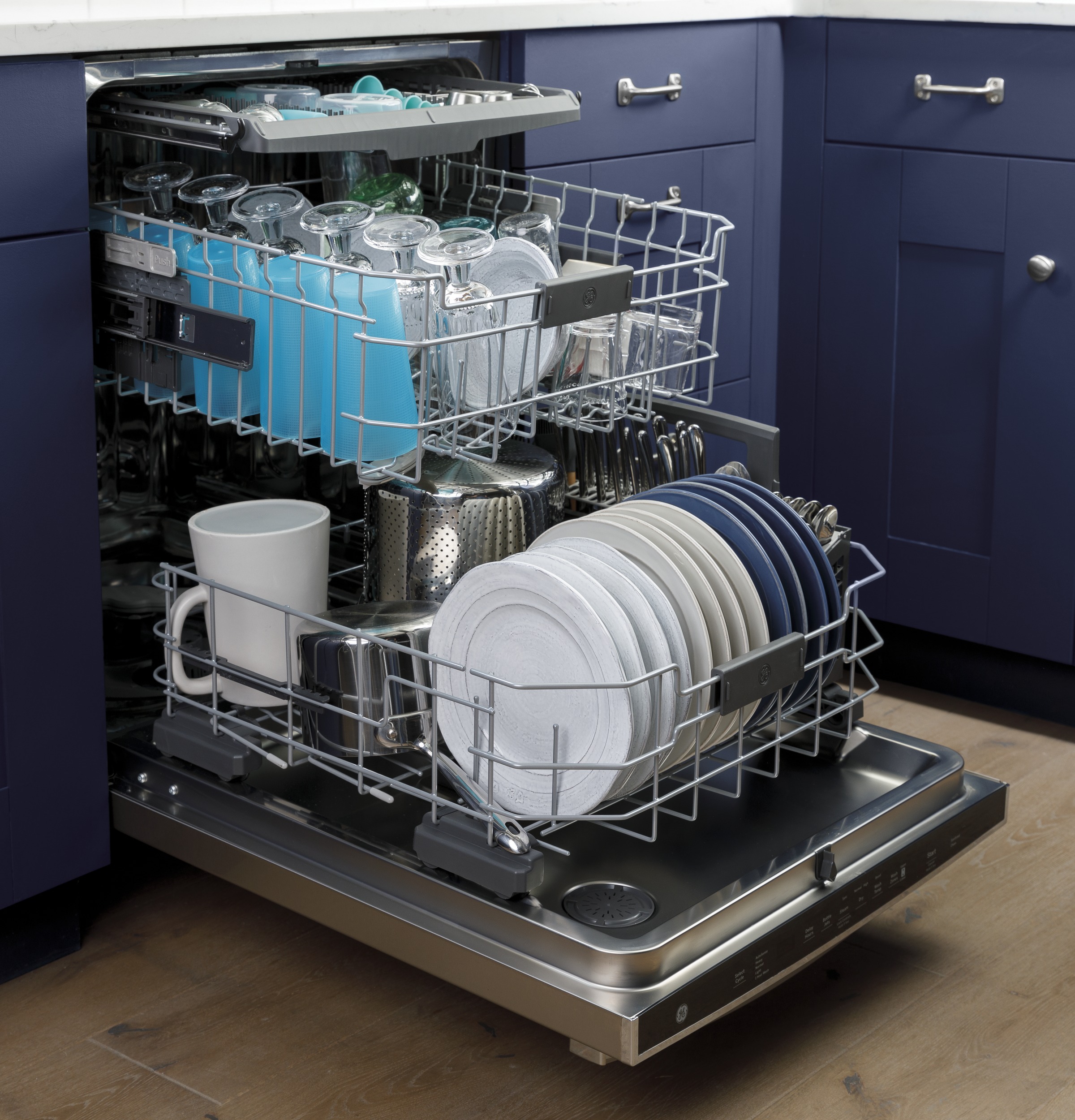 Top Control with Stainless Steel Interior Dishwasher with Sanitize Cycle & Dry Boost with Fan Assist GDT665SFNDS