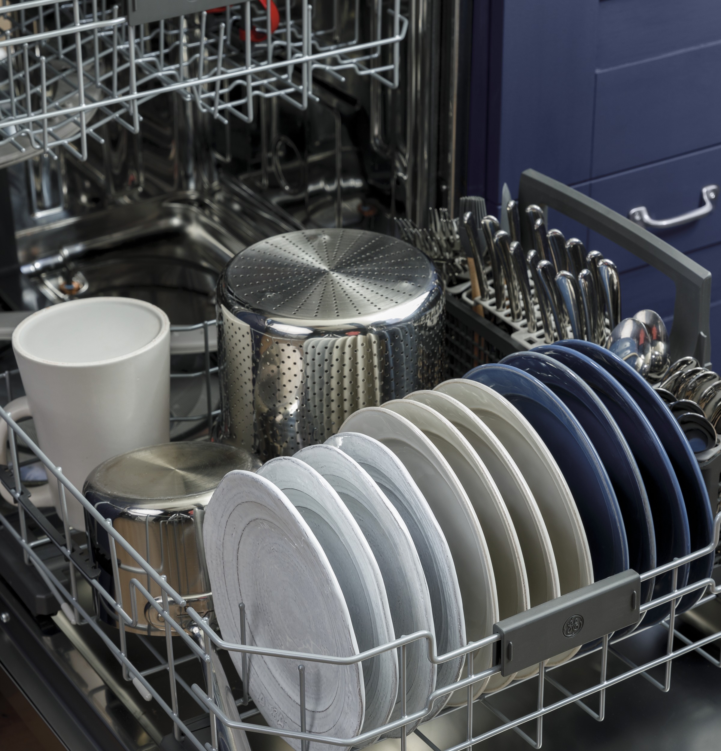 Top Control with Stainless Steel Interior Dishwasher with Sanitize Cycle & Dry Boost with Fan Assist GDT665SFNDS