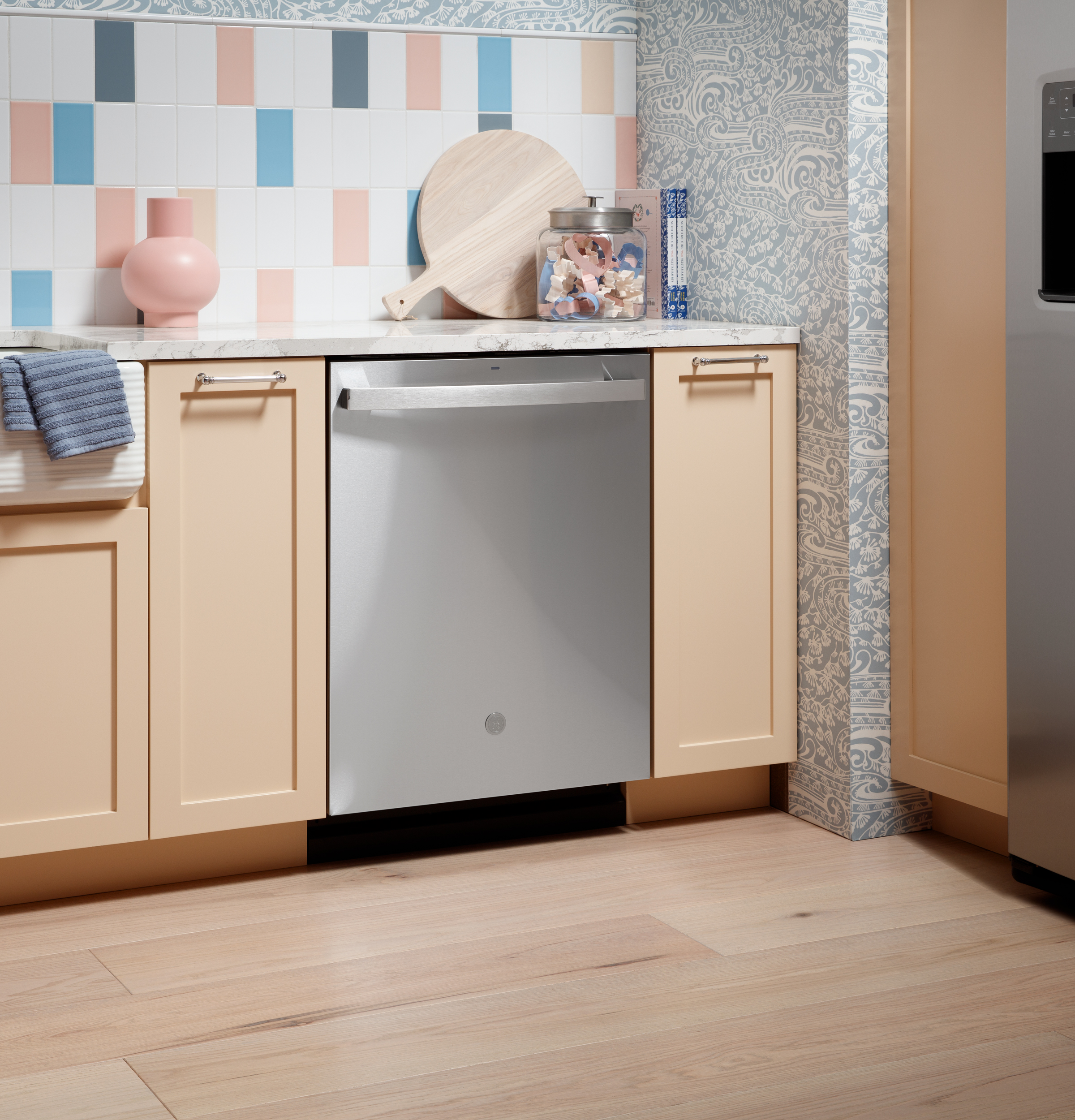 GE® ENERGY STAR® Top Control with Stainless Steel Interior Dishwasher with Sanitize Cycle GDT670SGVWW