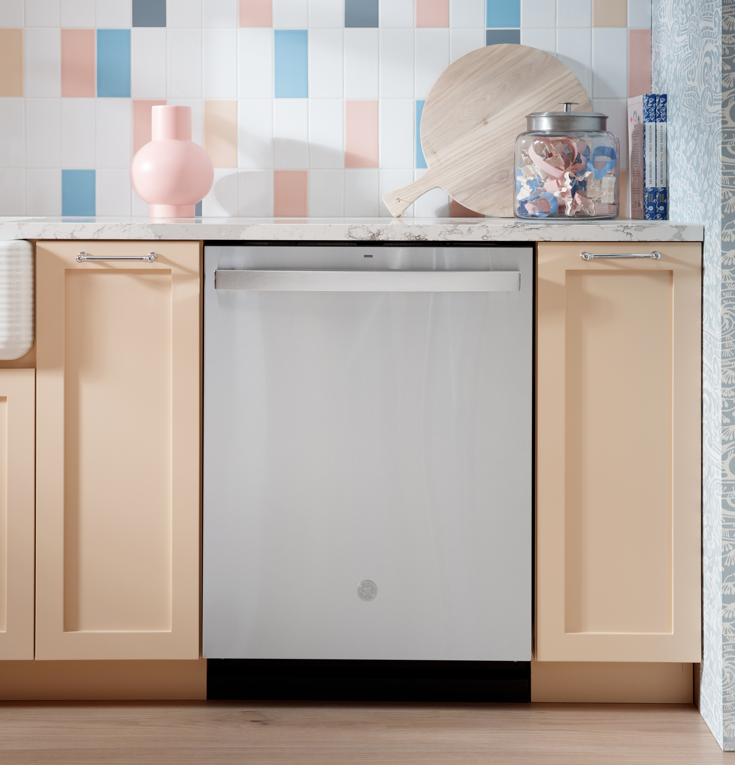GE® ENERGY STAR® Top Control with Stainless Steel Interior Dishwasher with Sanitize Cycle GDT670SGVWW