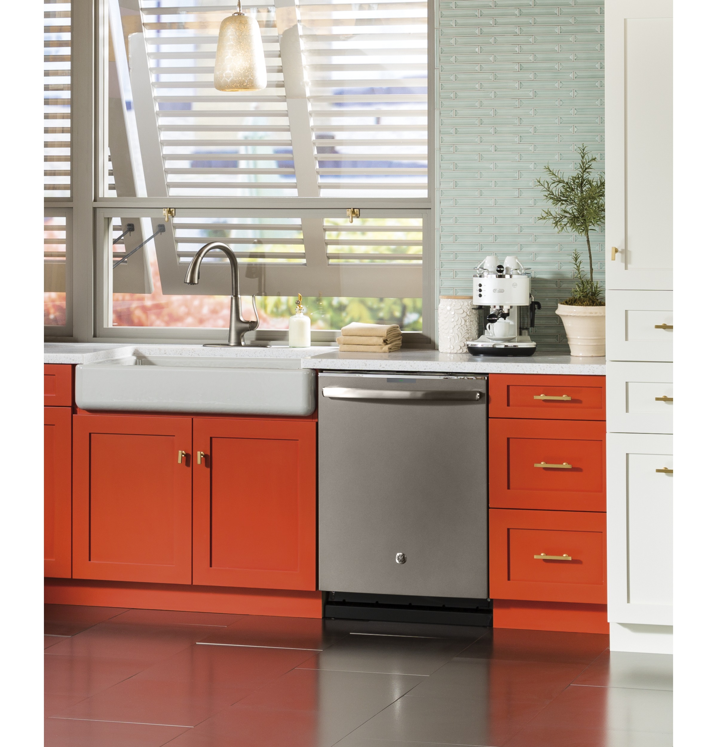 Stainless Steel Interior Dishwasher with Hidden Controls GDT695SMJES