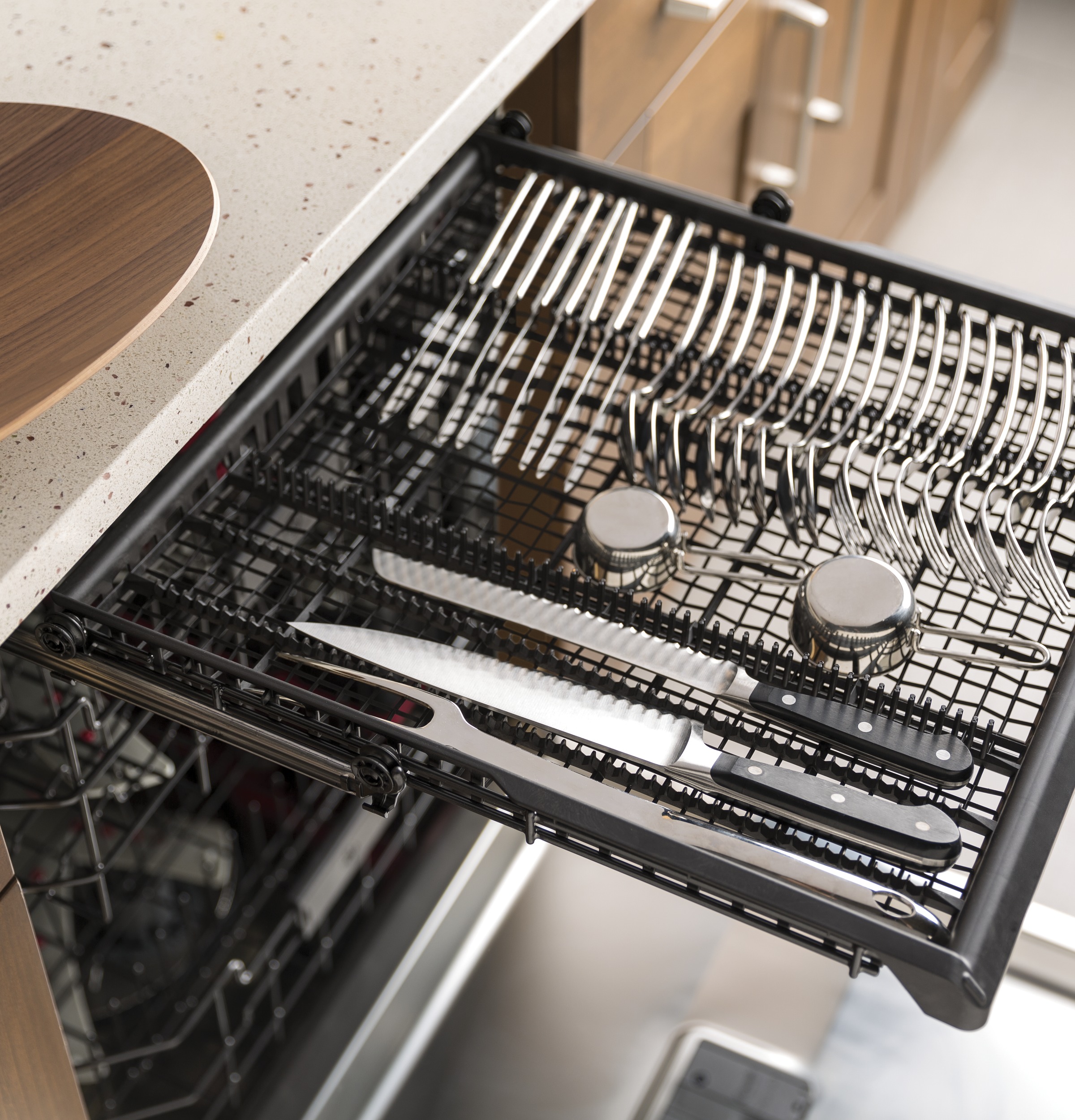 Stainless Steel Interior Dishwasher with Hidden Controls GDT695SMJES