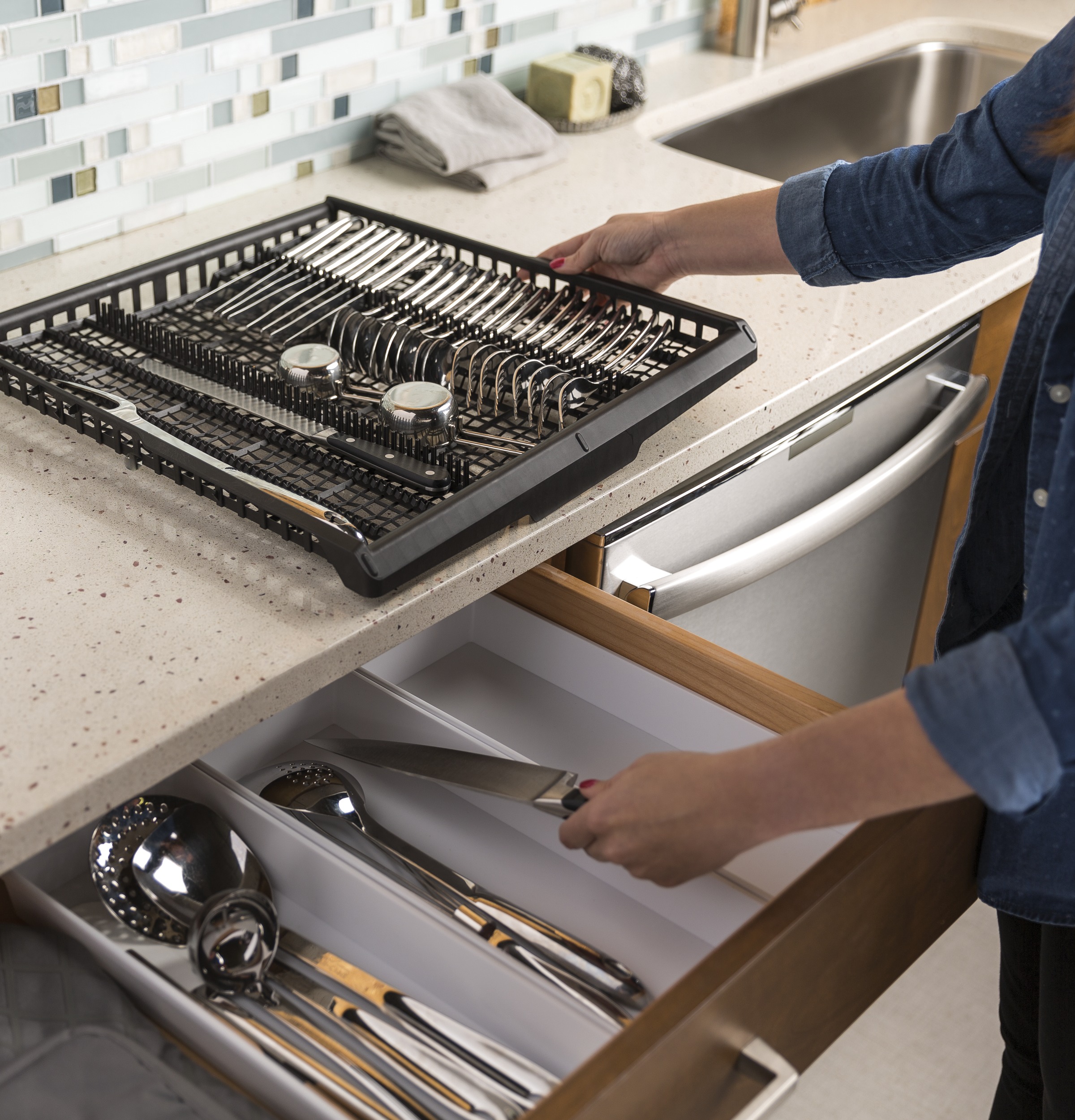 Stainless Steel Interior Dishwasher with Hidden Controls GDT695SMJES