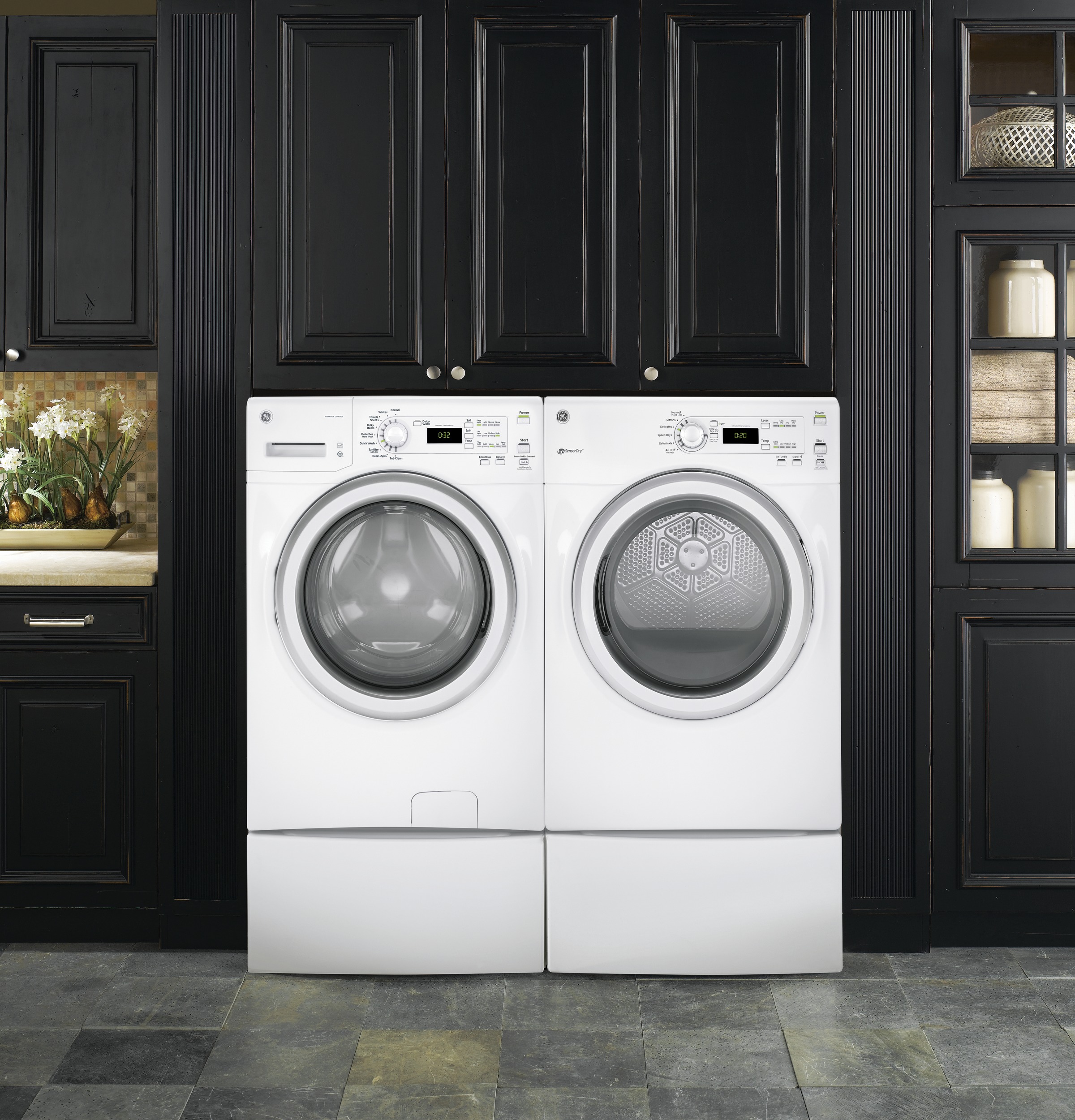 7.5 cu. ft. capacity Front Load gas dryer with steam GFD45GSSKWW