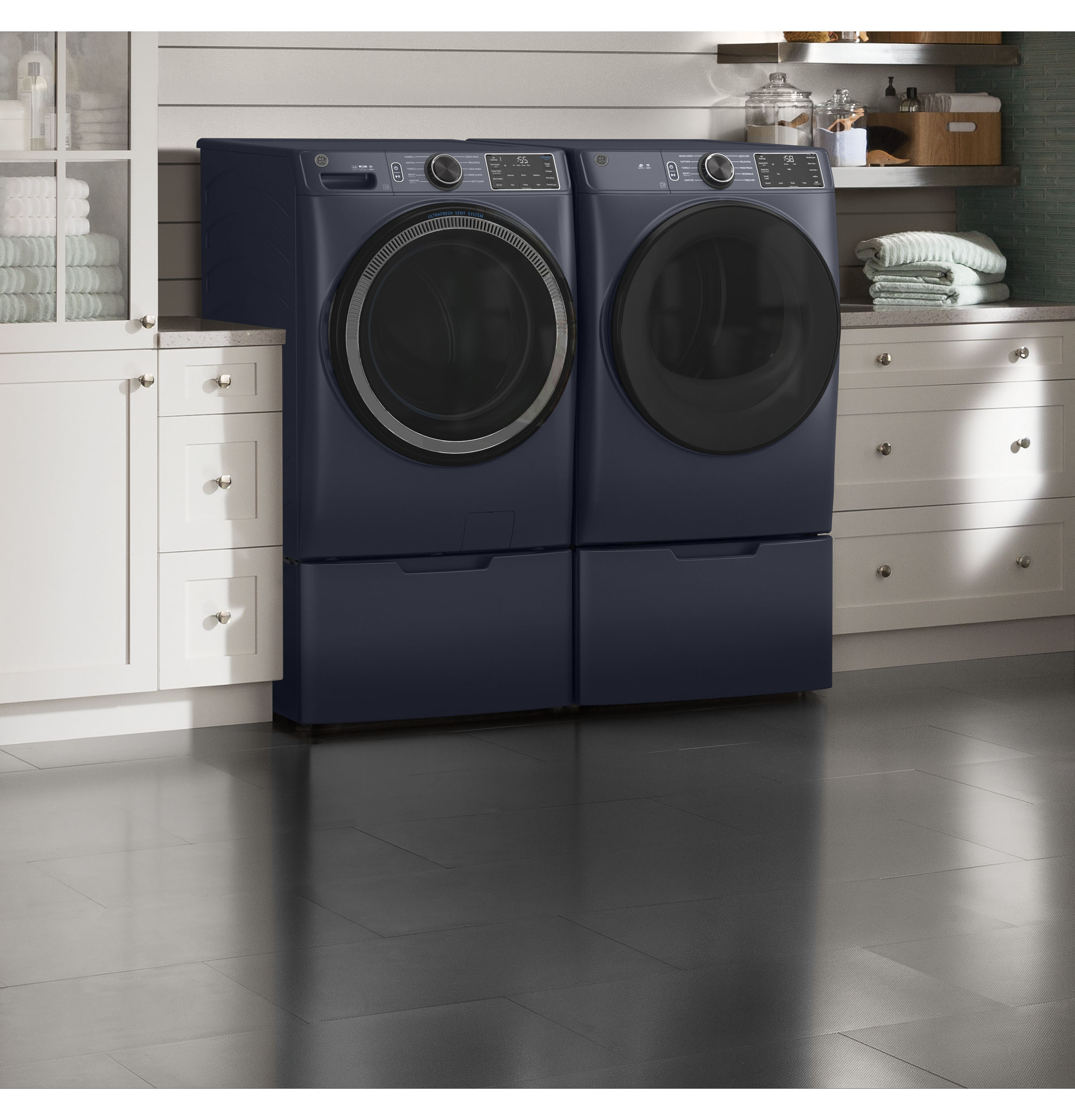 4.8 cu. ft. Capacity Smart Front Load Washer with UltraFresh Vent System with OdorBlock and Sanitize w/Oxi GFW550SPRRS