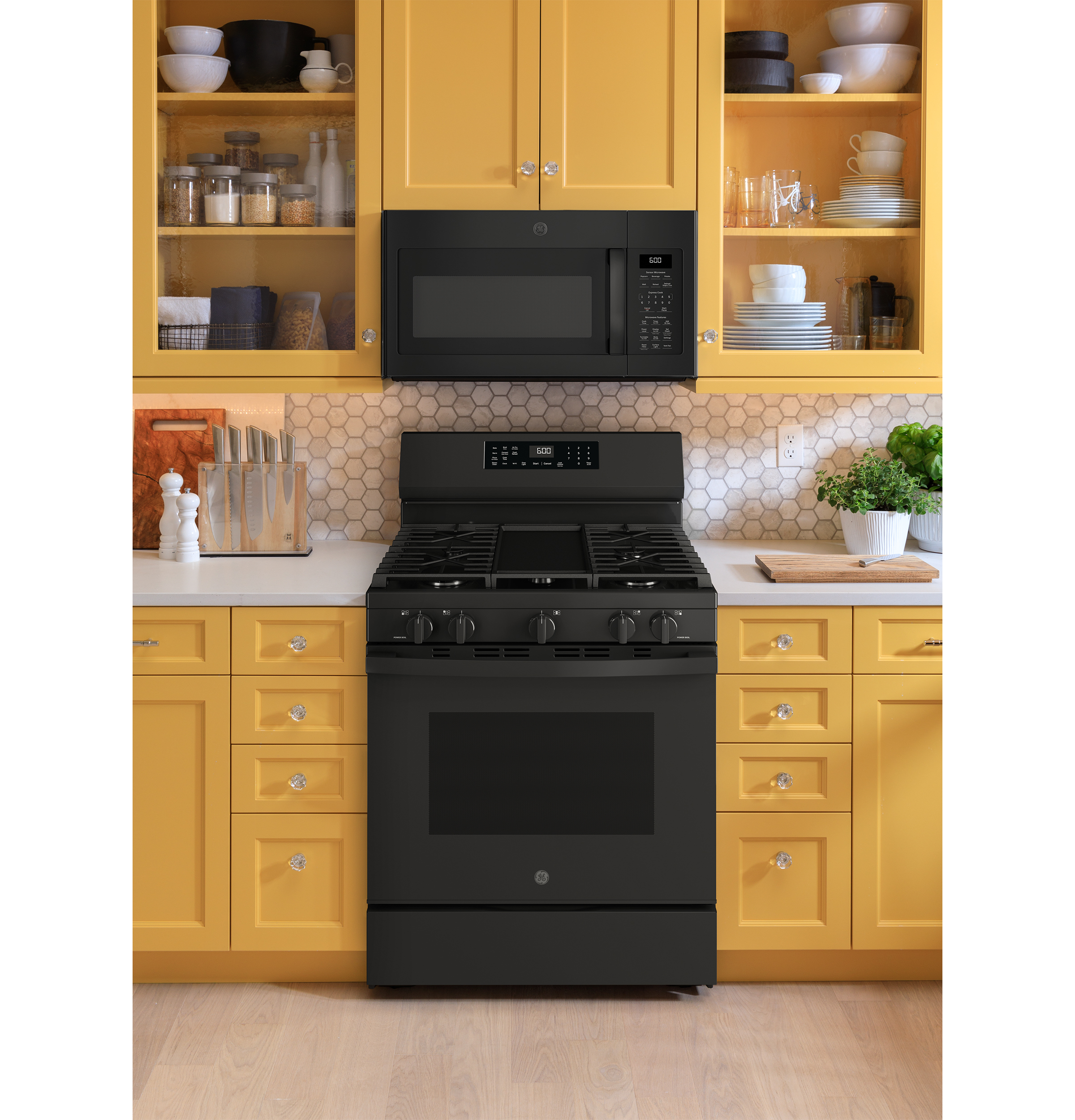 30" Free-Standing Gas Convection Range with No Preheat Air Fry and EasyWash Oven Tray GGF600AVBB