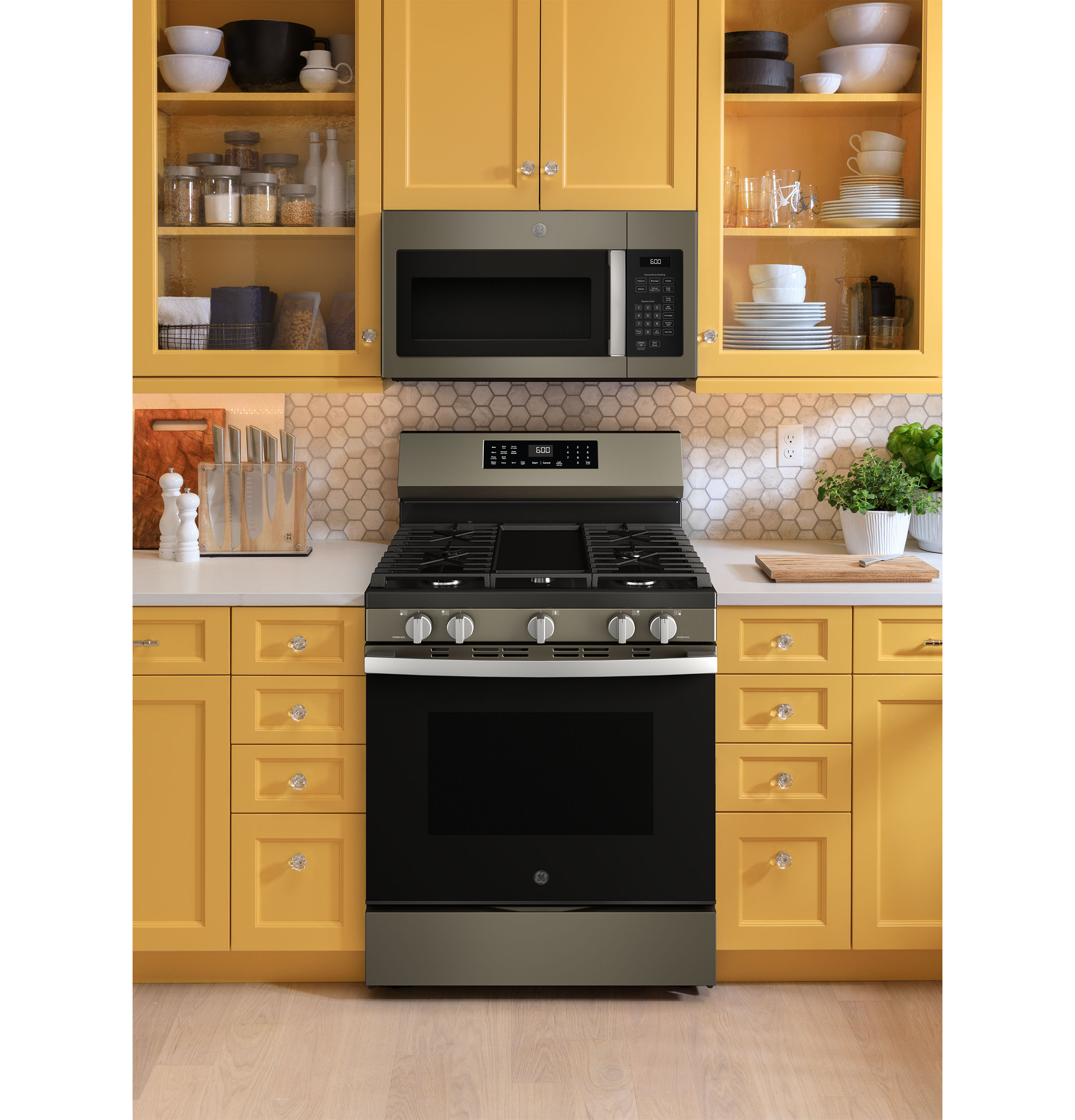 30" Free-Standing Gas Convection Range with No Preheat Air Fry and EasyWash Oven Tray GGF600AVES