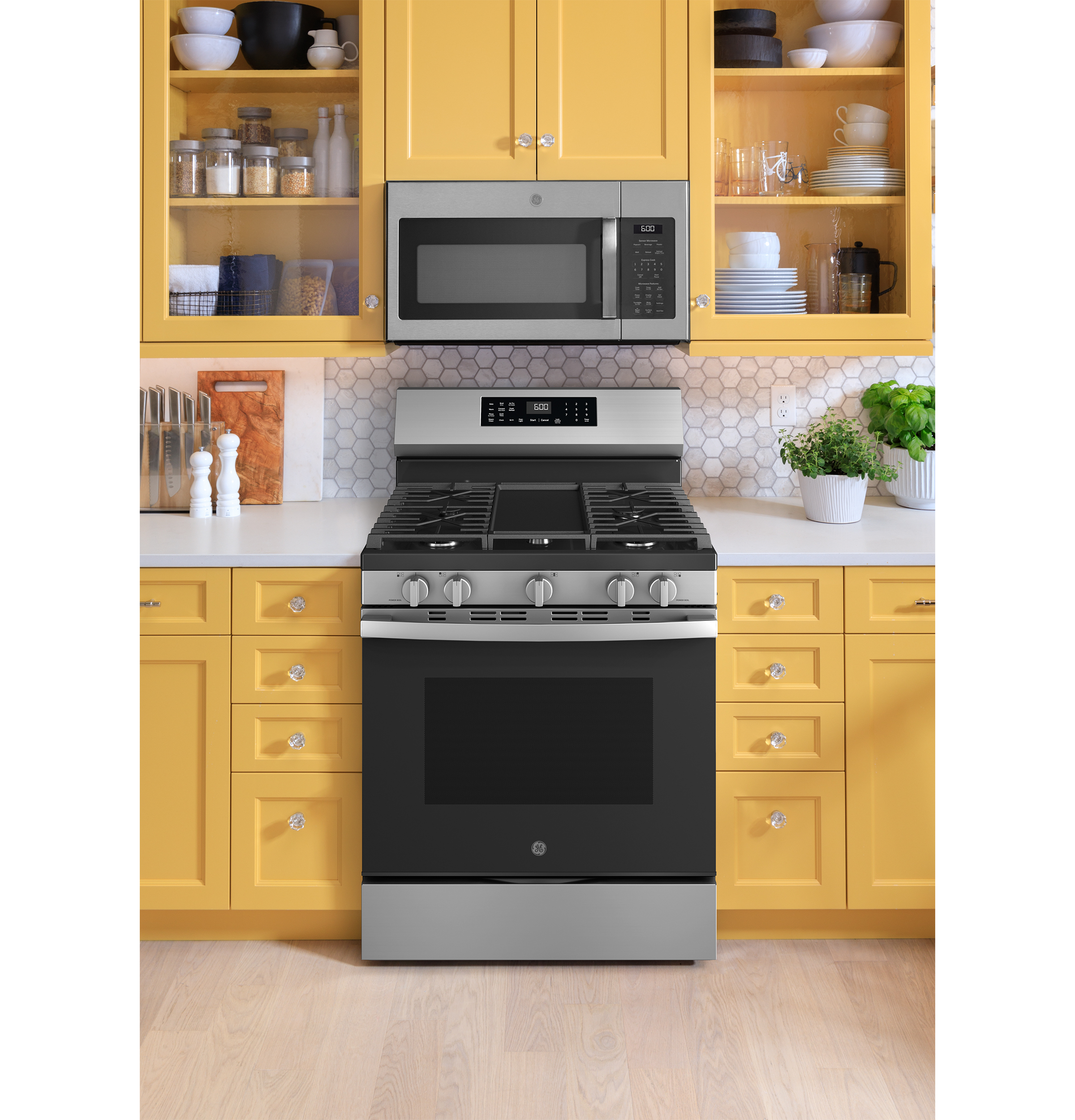 30" Free-Standing Gas Convection Range with No Preheat Air Fry and EasyWash Oven Tray GGF600AVSS