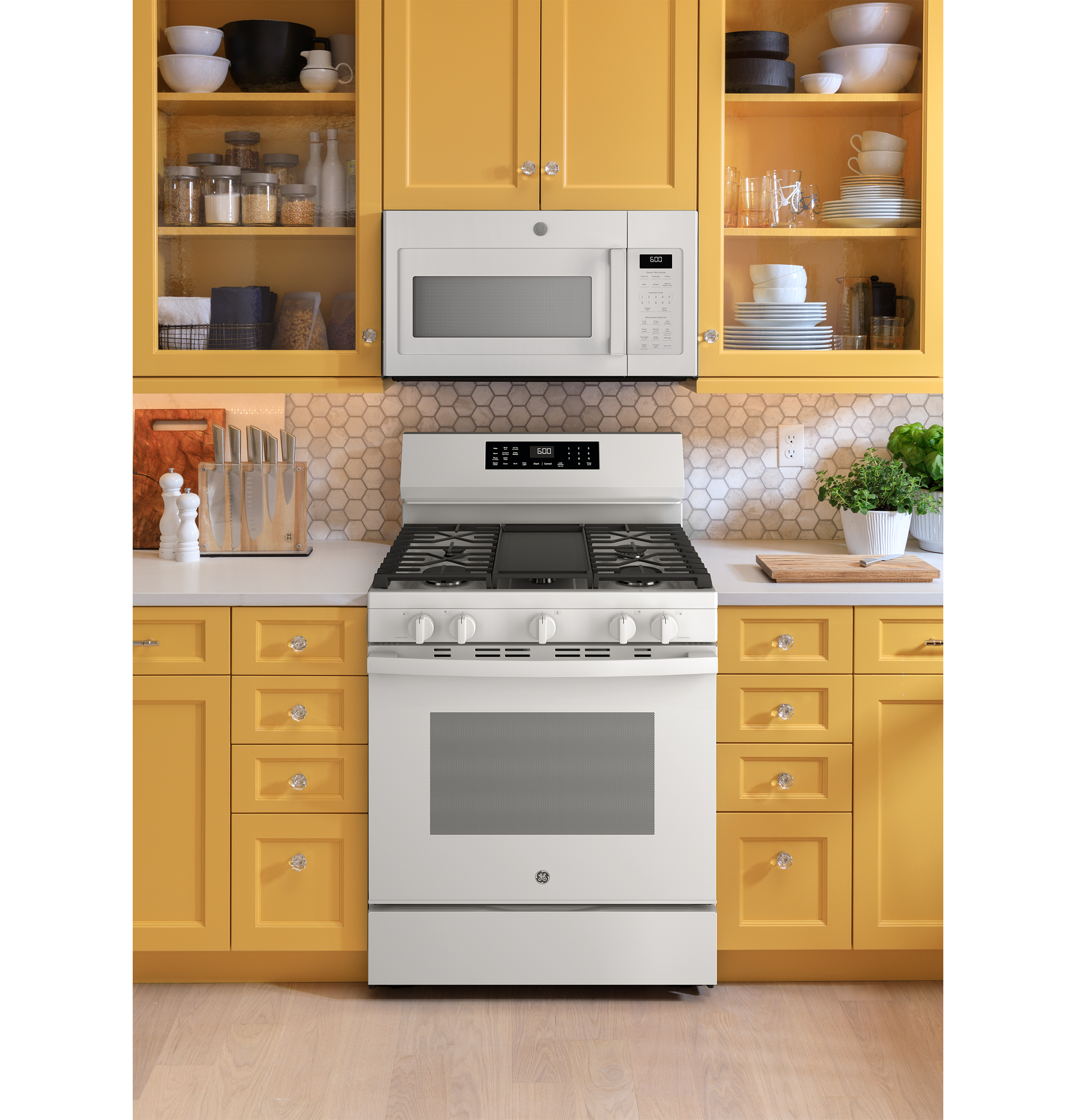 30" Free-Standing Gas Convection Range with No Preheat Air Fry and EasyWash Oven Tray GGF600AVWW