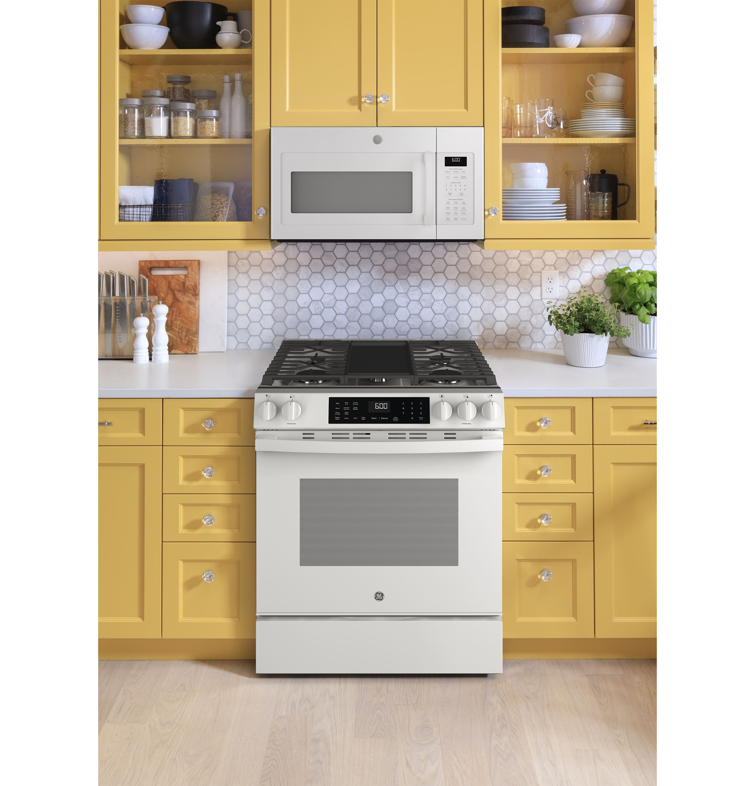 30" Slide-In Front-Control Convection Gas Range with No Preheat Air Fry and EasyWash Oven Tray GGS600AVWW
