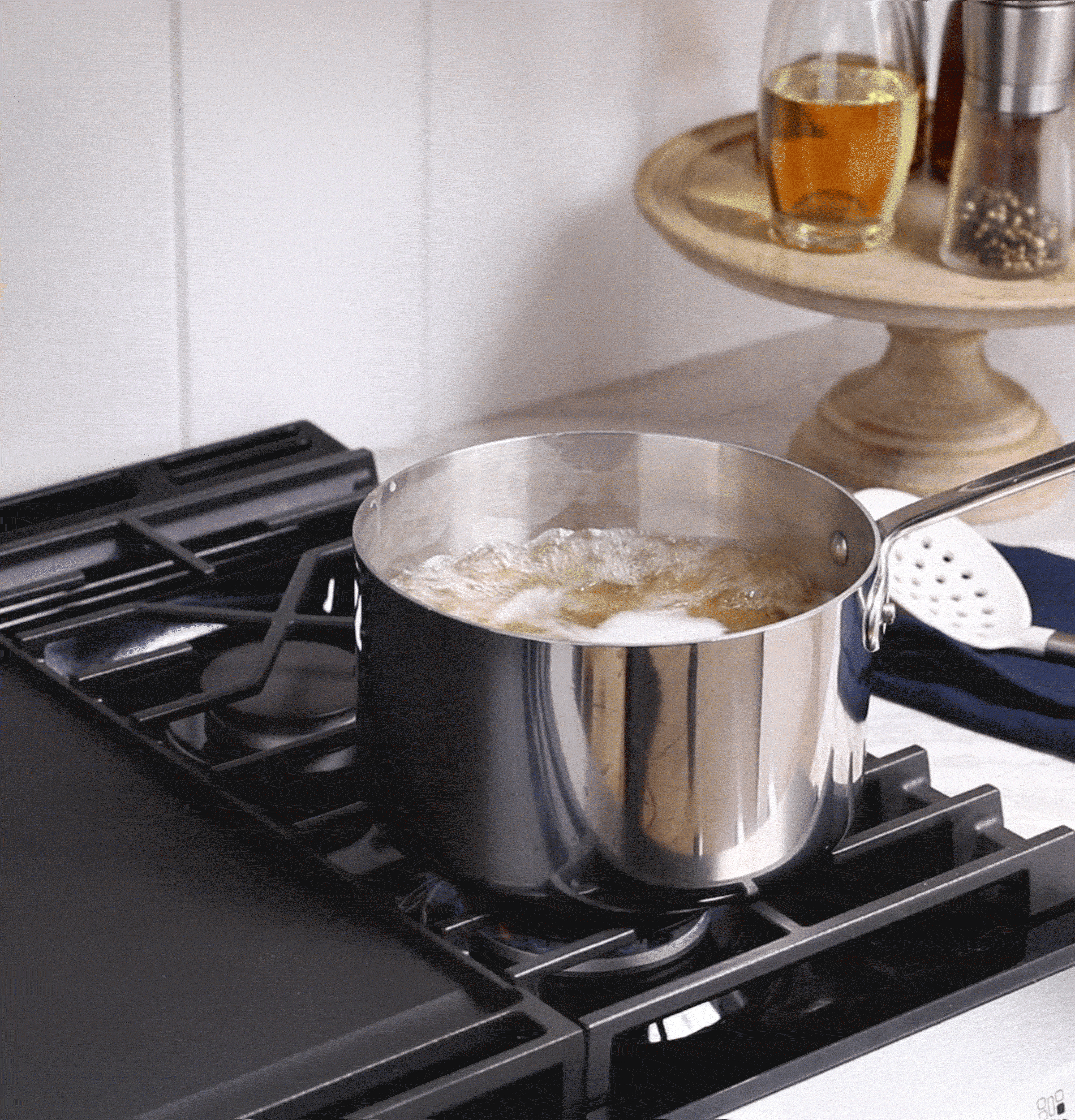 30" Slide-In Front-Control Convection Gas Range with No Preheat Air Fry and EasyWash Oven Tray GGS600AVWW