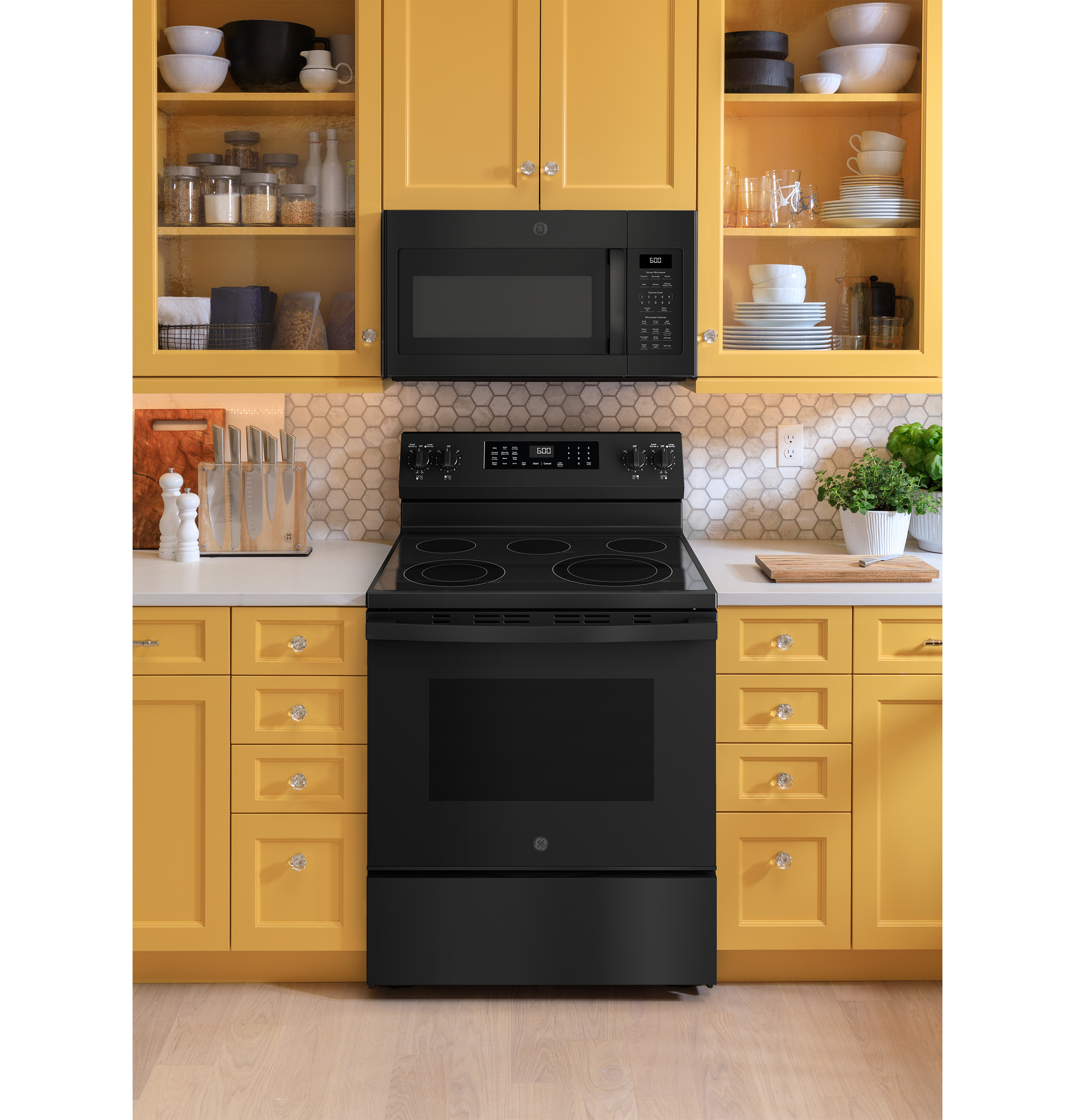 30" Free-Standing Electric Convection Range with No Preheat Air Fry and EasyWash Oven Tray GRF600AVBB