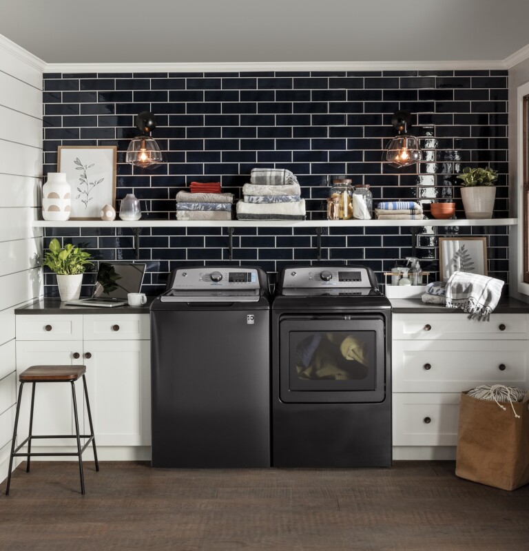 7.4 cu. ft. Capacity Smart aluminized alloy drum Gas Dryer with Sanitize Cycle and Sensor Dry GTD84GCPNDG