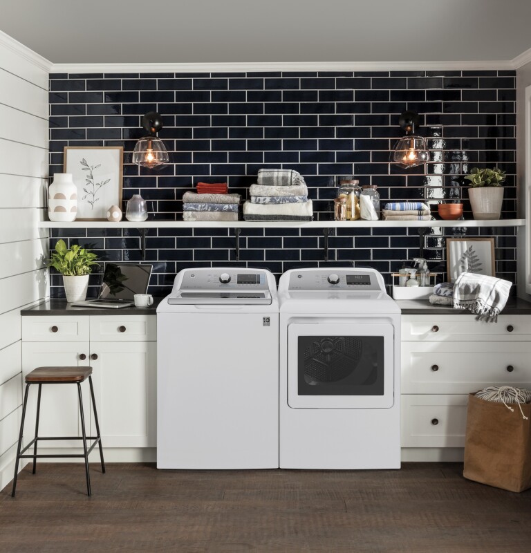 5.2 cu. ft. Capacity Smart Washer with Sanitize w/Oxi and SmartDispense GTW840CSNWS