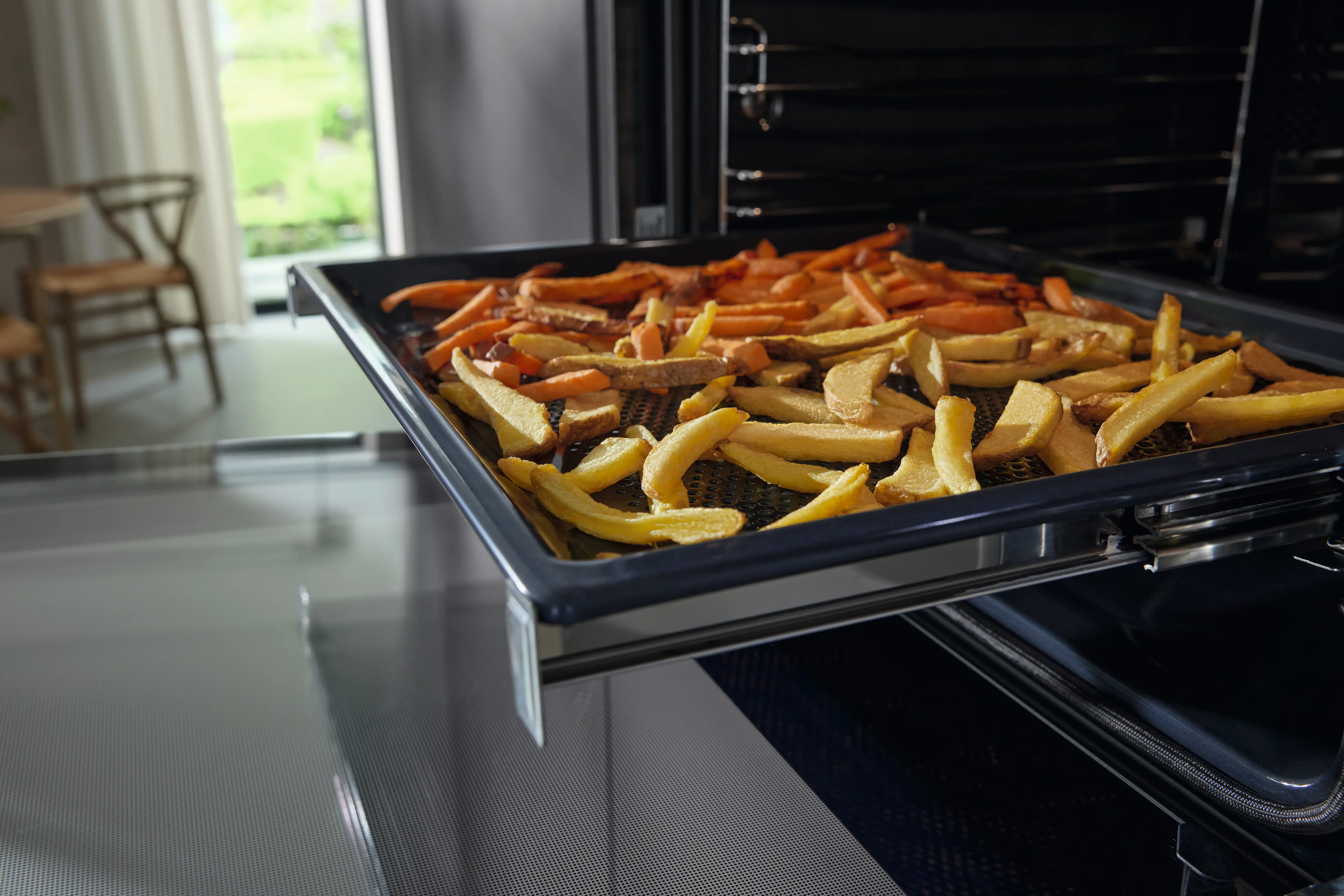 Gourmet baking and AirFry tray, perforated for everything that is crunchy and crisp. HBBL71