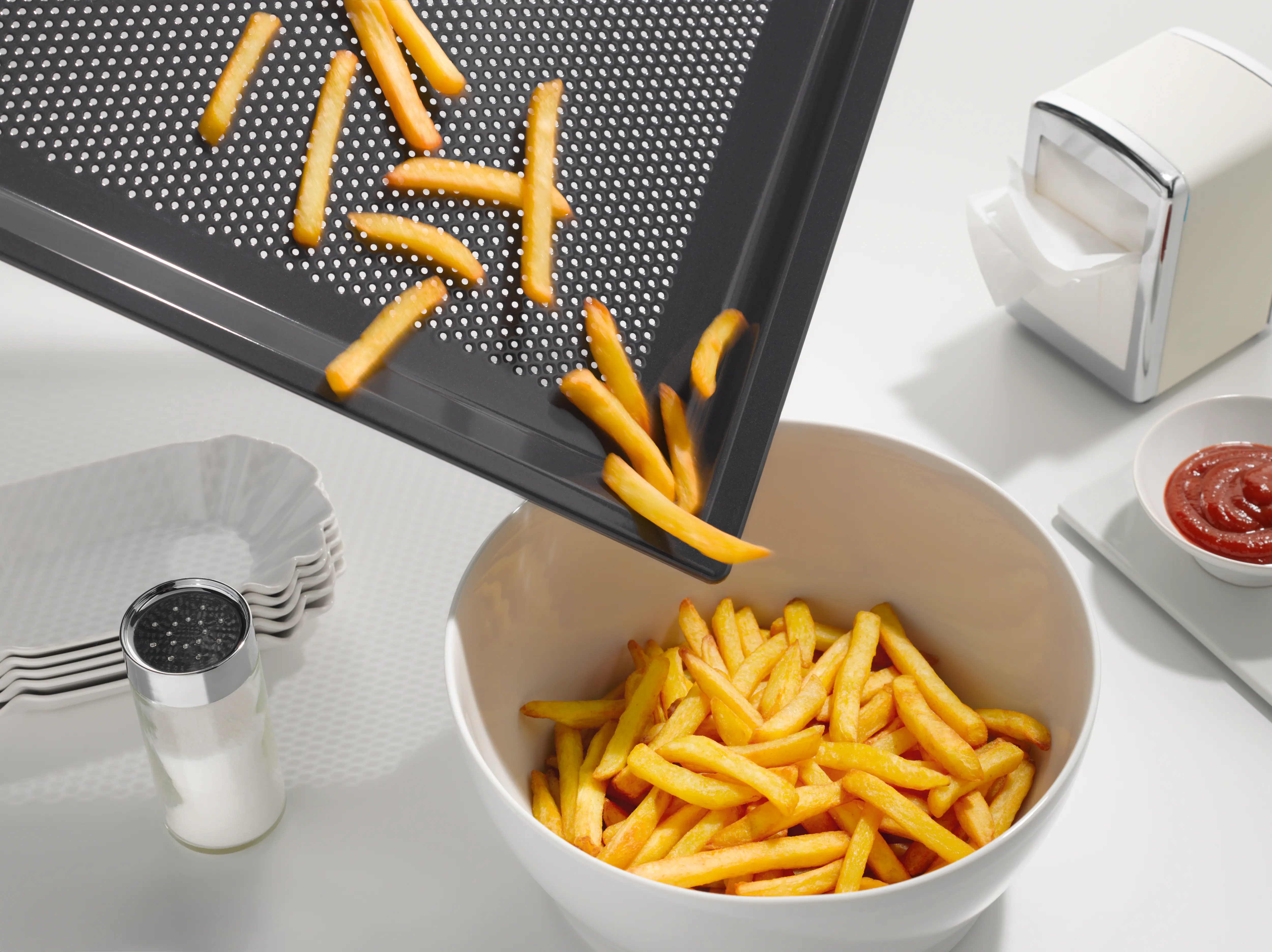 Gourmet baking and AirFry tray, perforated for everything that is crunchy and crisp. HBBL71