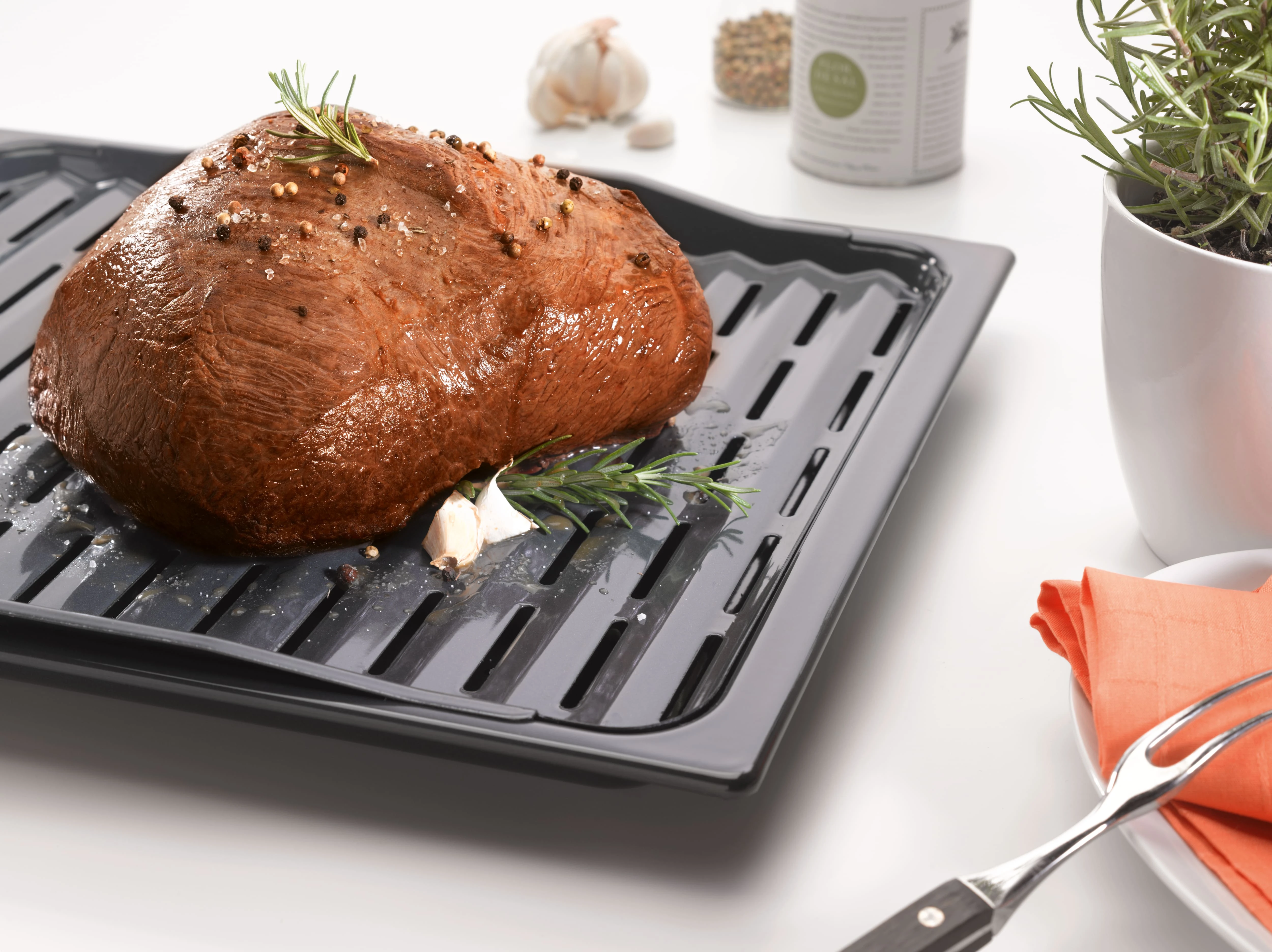 Broiling and roasting insert for HUBB with PerfectClean finish. HGBB71