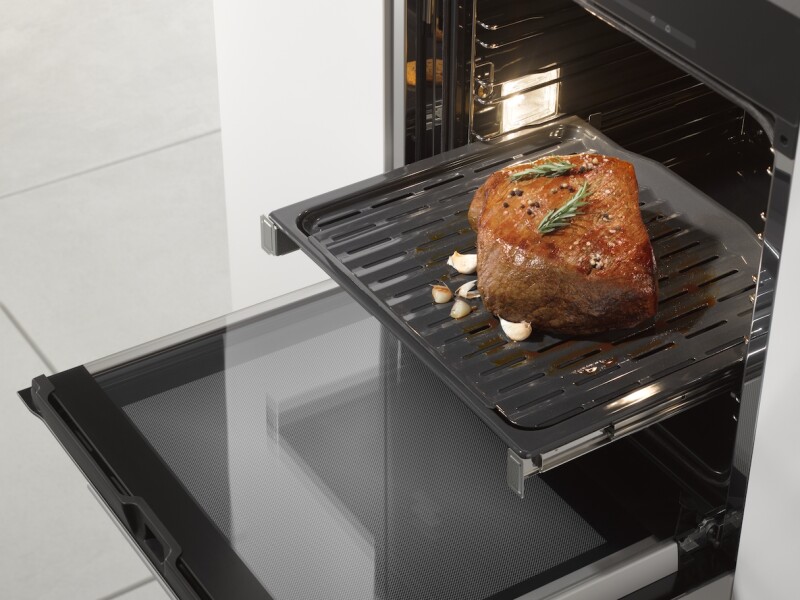 Broiling and roasting insert for HUBB with PerfectClean finish. HGBB71
