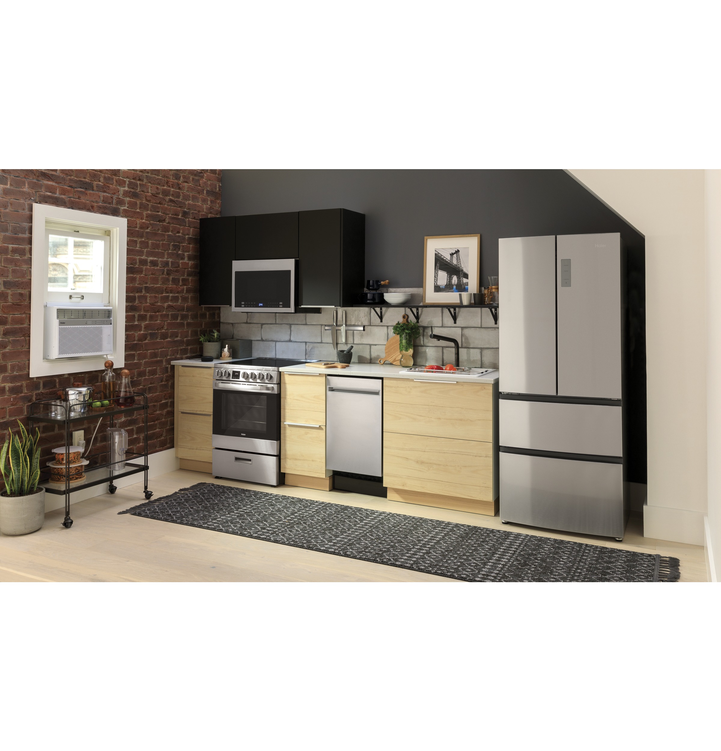 24" 1.4 Cu. Ft. Over-The-Range Microwave Oven24" 1.4 Cu. Ft. Over-The-Range Microwave Oven HMV1472BHS