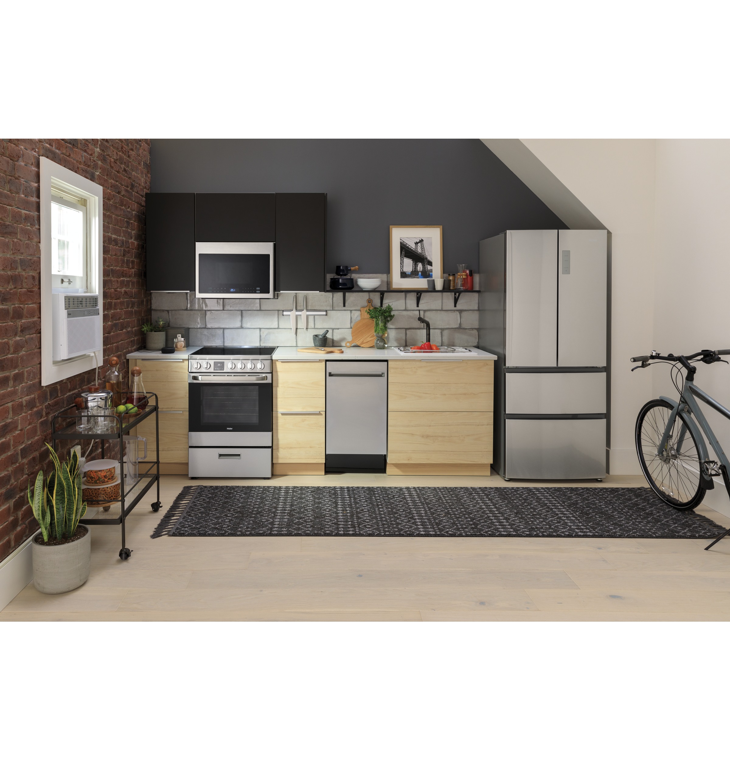 24" 1.4 Cu. Ft. Over-The-Range Microwave Oven24" 1.4 Cu. Ft. Over-The-Range Microwave Oven HMV1472BHS