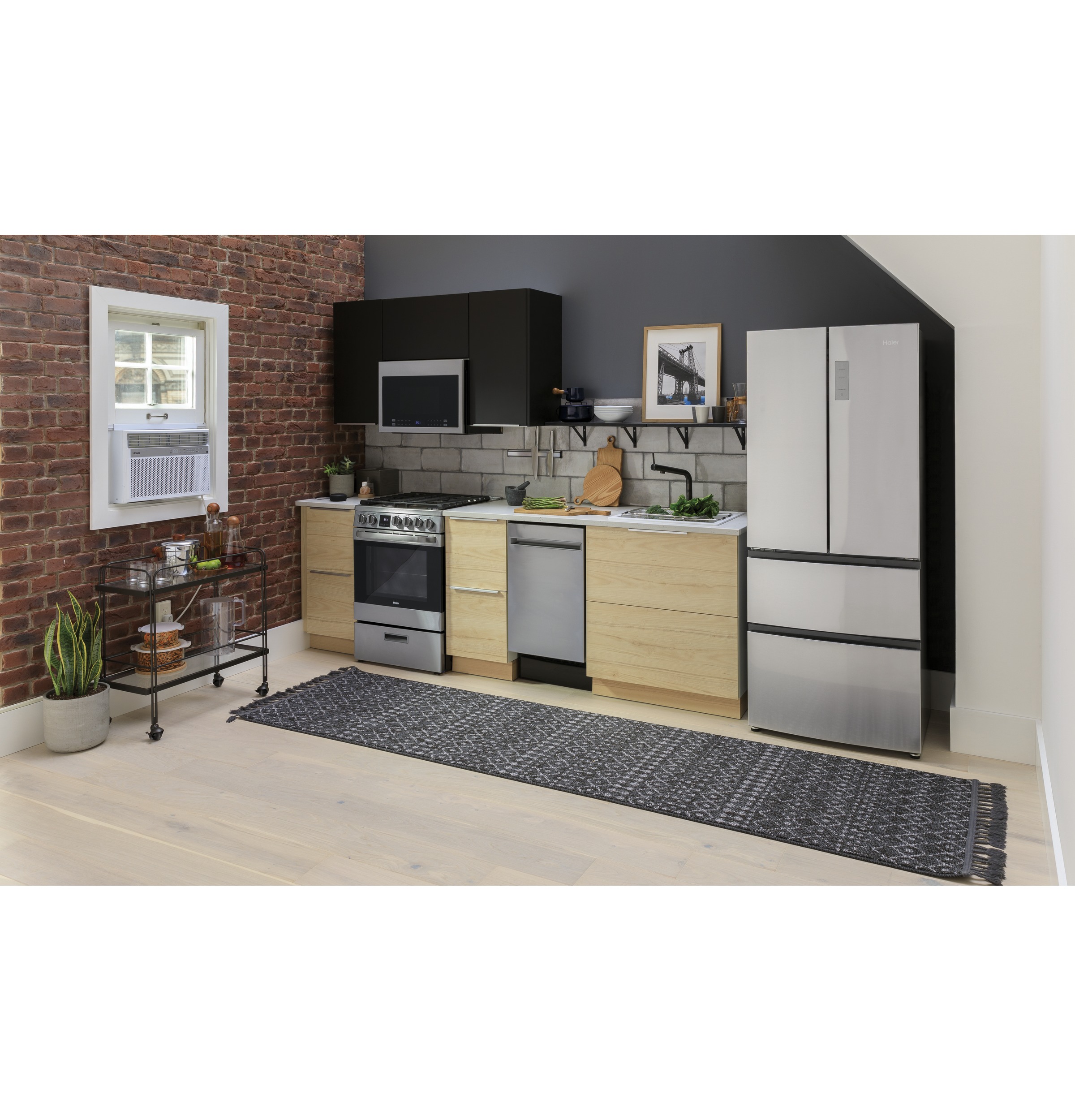 24" 1.4 Cu. Ft. Over-The-Range Microwave Oven24" 1.4 Cu. Ft. Over-The-Range Microwave Oven HMV1472BHS