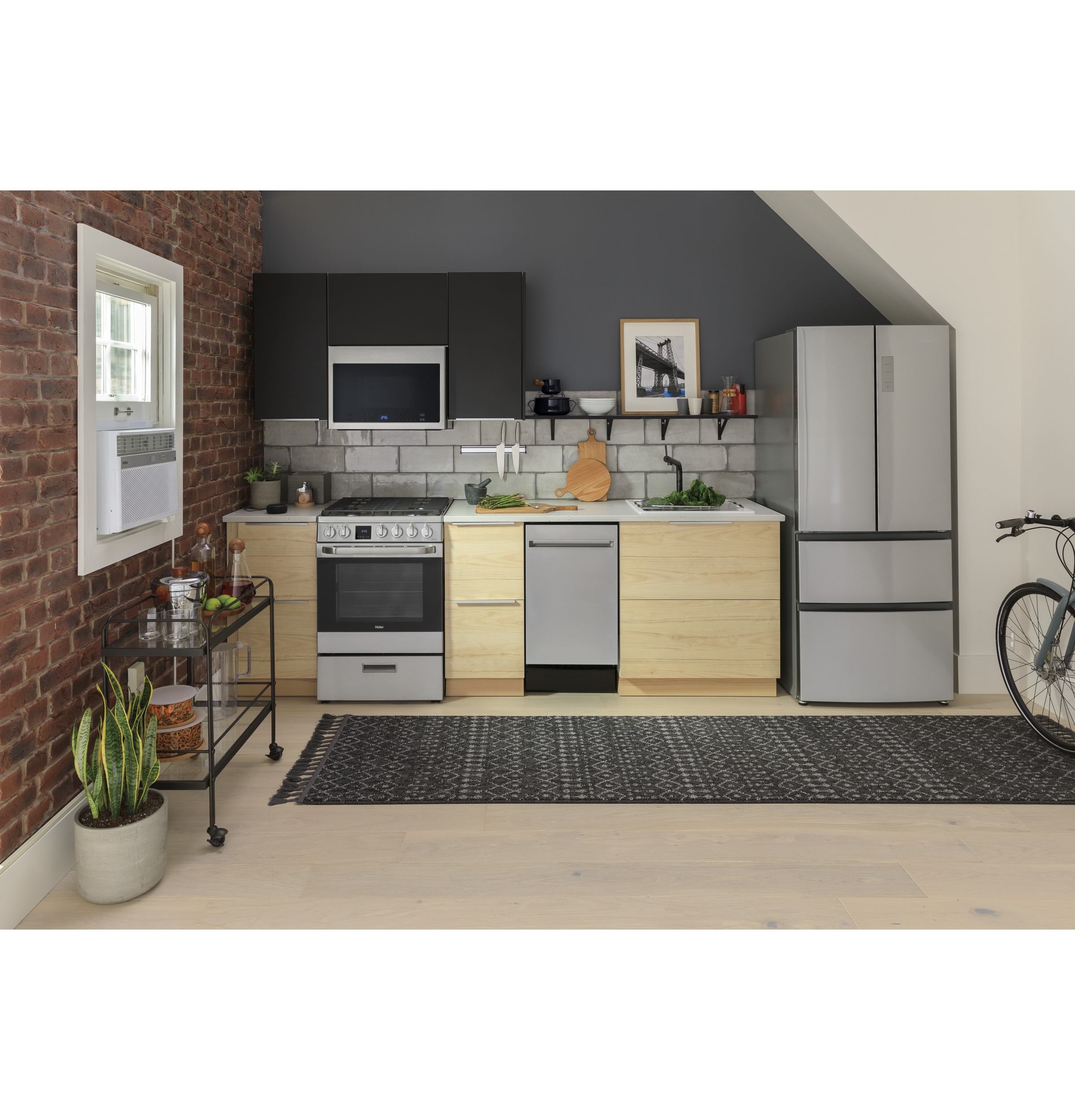 24" 1.4 Cu. Ft. Over-The-Range Microwave Oven24" 1.4 Cu. Ft. Over-The-Range Microwave Oven HMV1472BHS