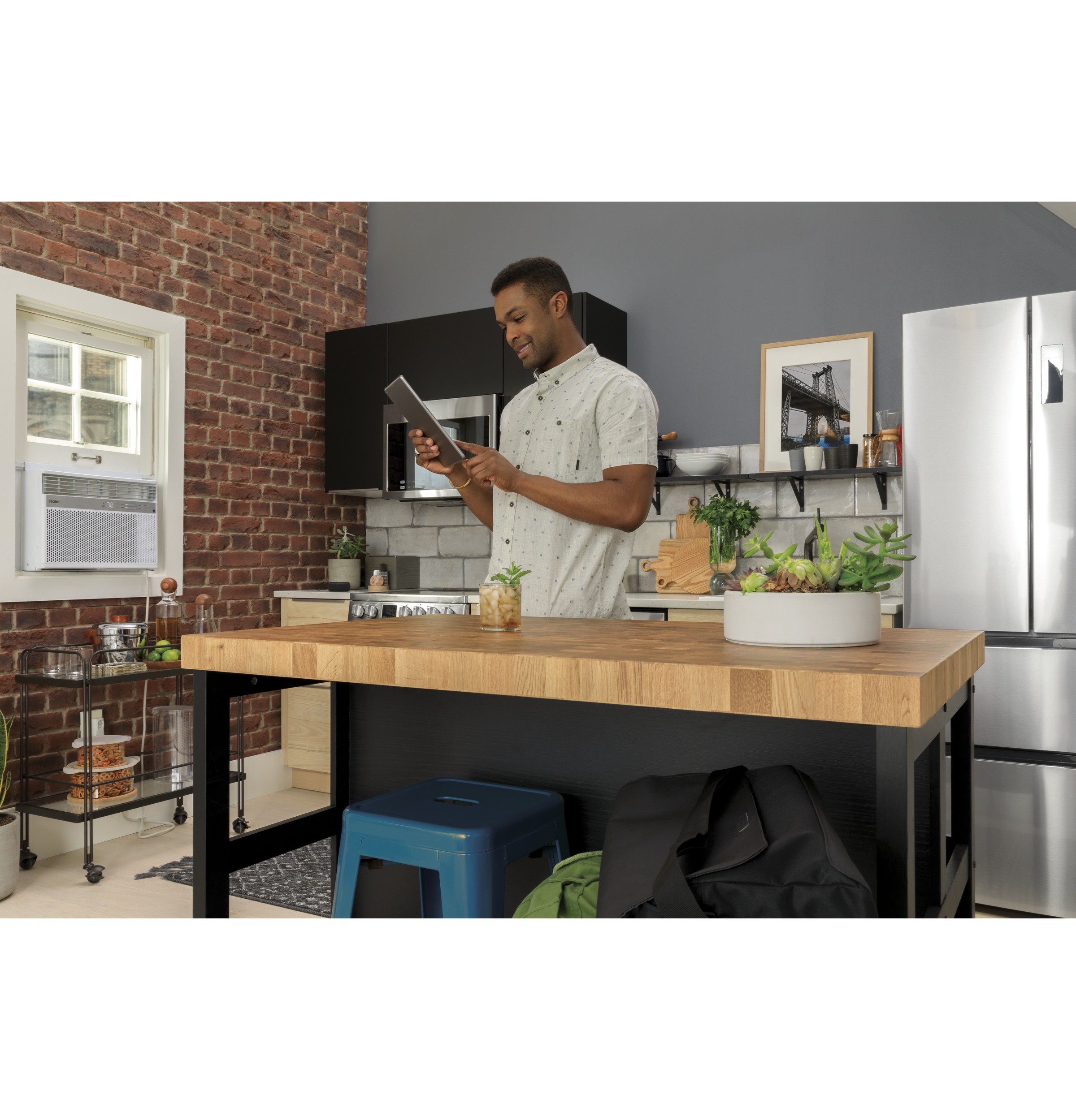 24" 1.4 Cu. Ft. Over-The-Range Microwave Oven24" 1.4 Cu. Ft. Over-The-Range Microwave Oven HMV1472BHS