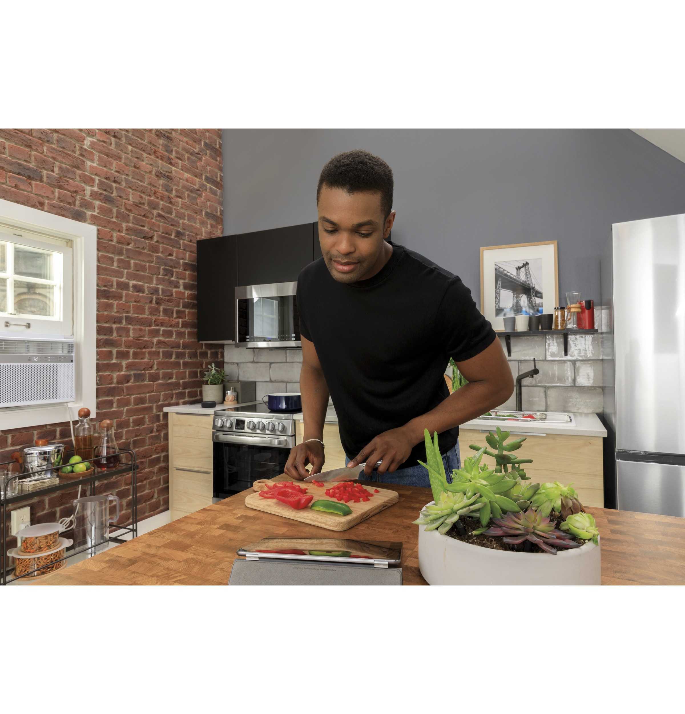 24" 1.4 Cu. Ft. Over-The-Range Microwave Oven24" 1.4 Cu. Ft. Over-The-Range Microwave Oven HMV1472BHS