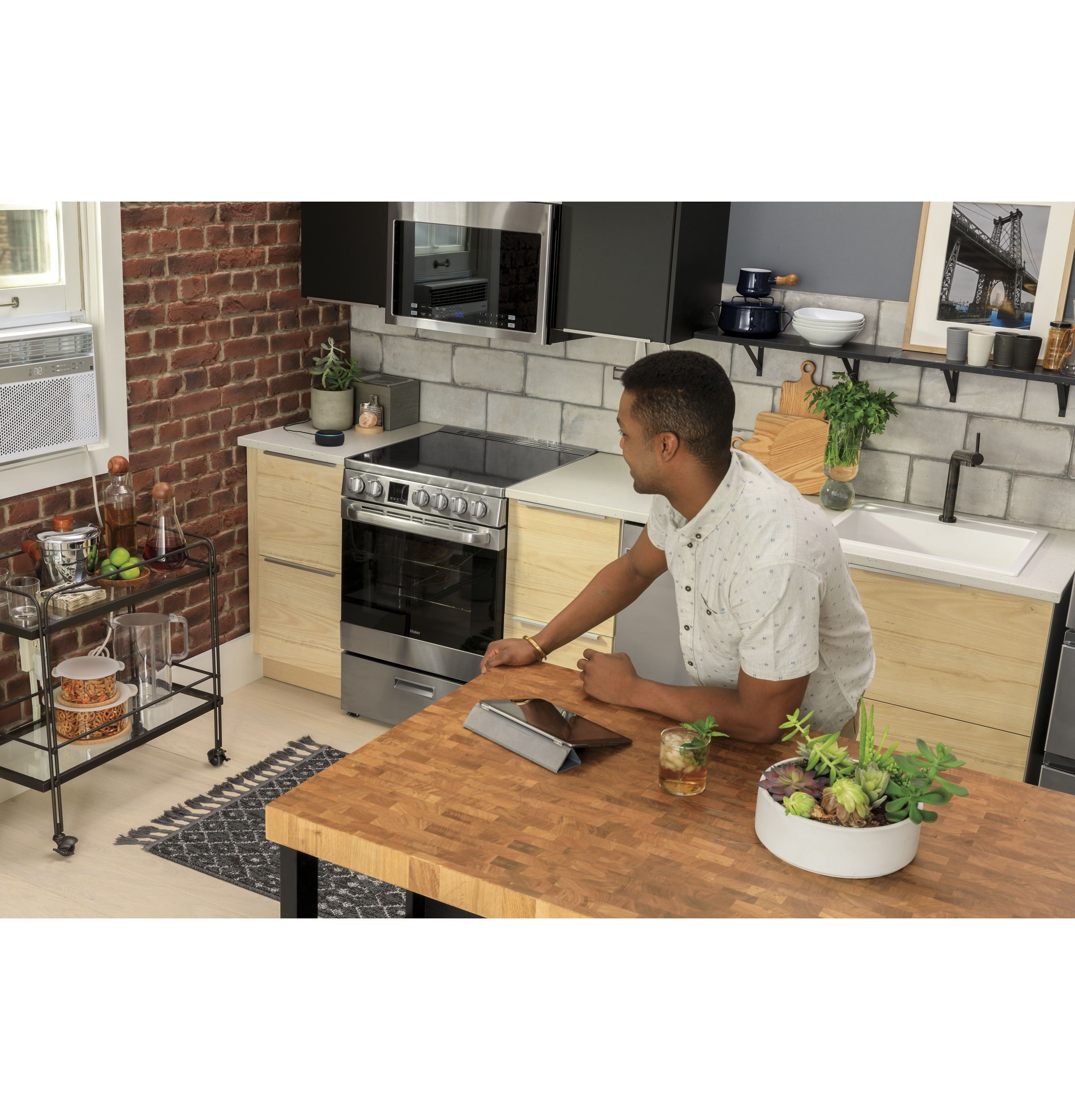 24" 1.4 Cu. Ft. Over-The-Range Microwave Oven24" 1.4 Cu. Ft. Over-The-Range Microwave Oven HMV1472BHS