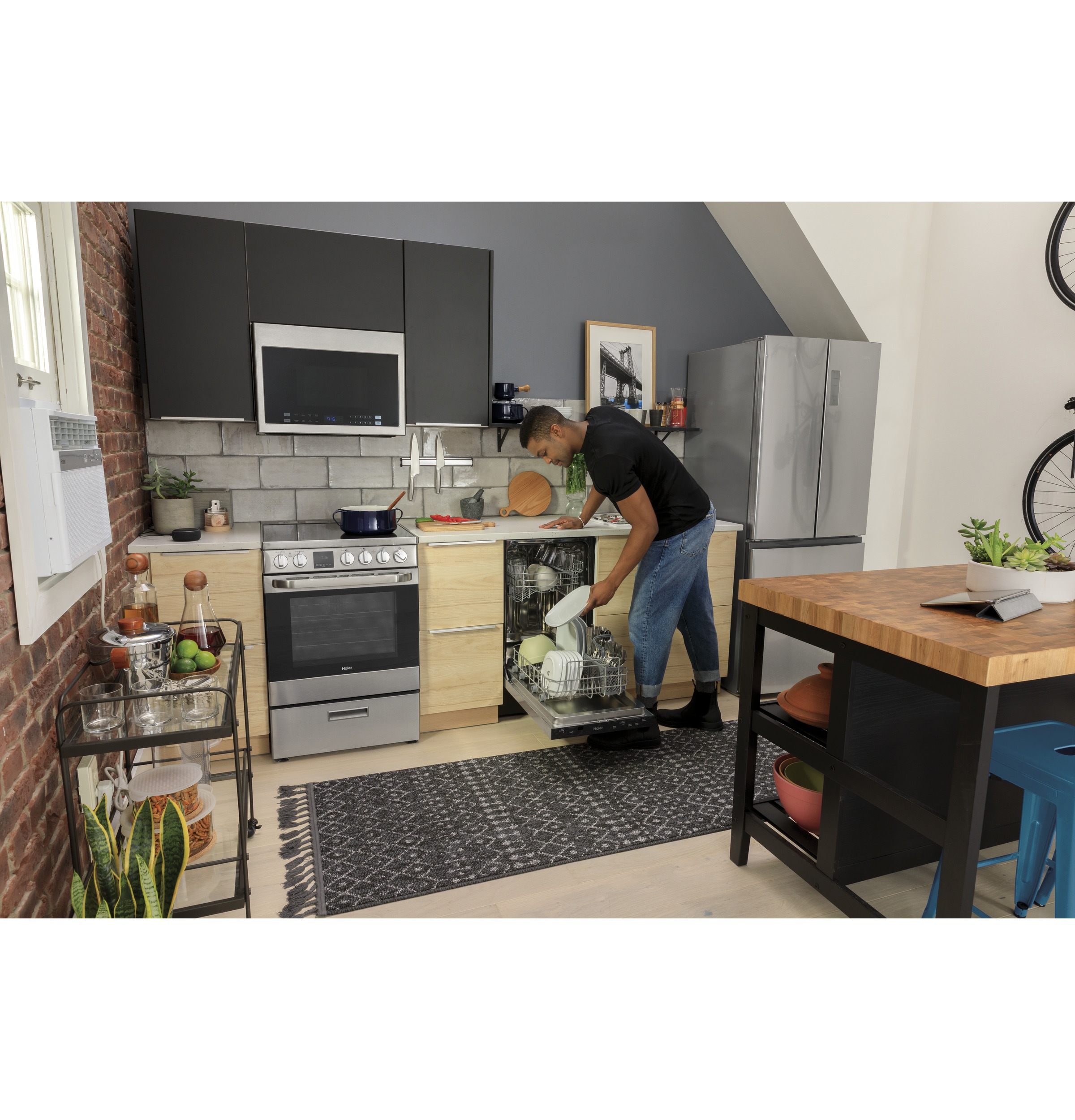 24" 1.4 Cu. Ft. Over-The-Range Microwave Oven24" 1.4 Cu. Ft. Over-The-Range Microwave Oven HMV1472BHS