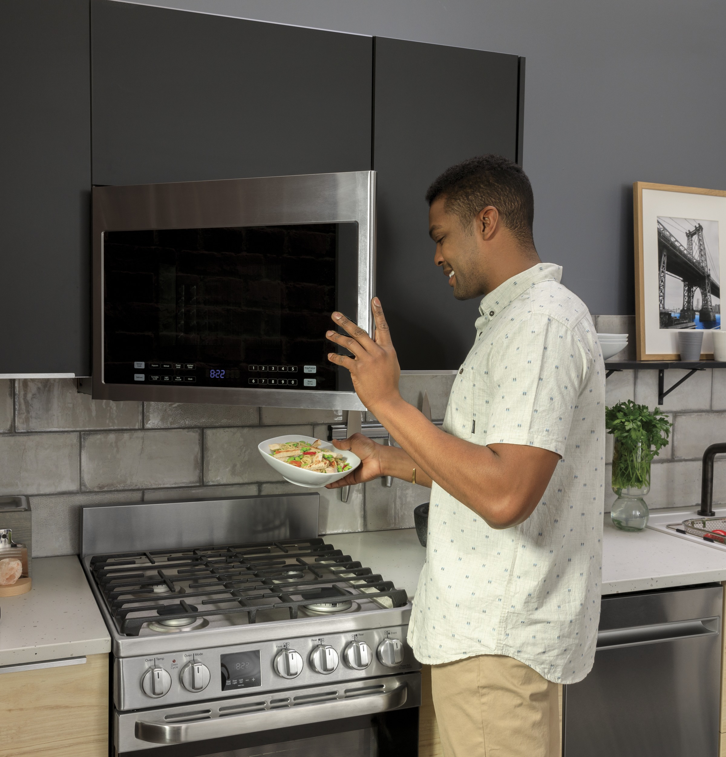 24" 1.4 Cu. Ft. Over-The-Range Microwave Oven24" 1.4 Cu. Ft. Over-The-Range Microwave Oven HMV1472BHS