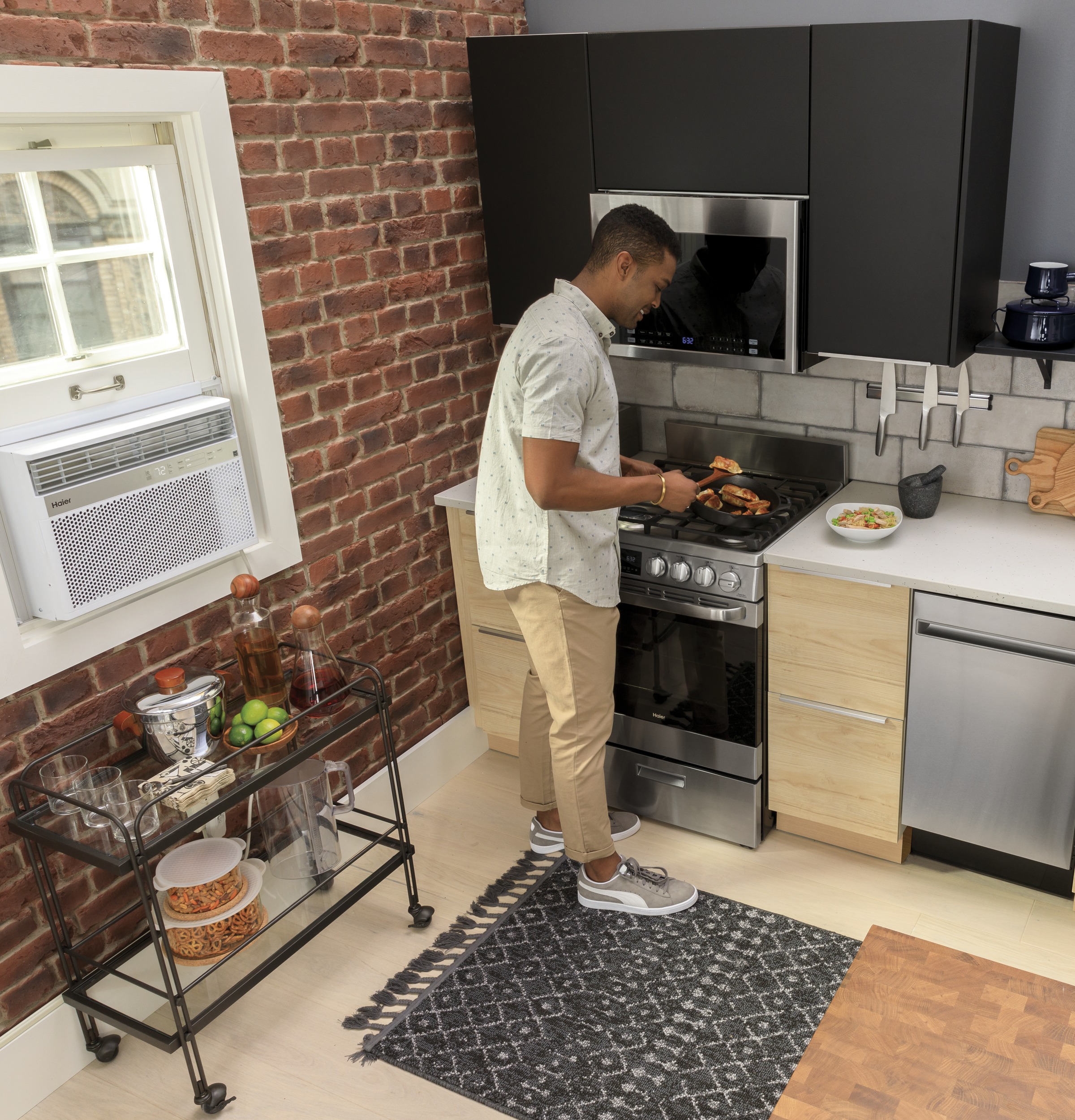 24" 1.4 Cu. Ft. Over-The-Range Microwave Oven24" 1.4 Cu. Ft. Over-The-Range Microwave Oven HMV1472BHS