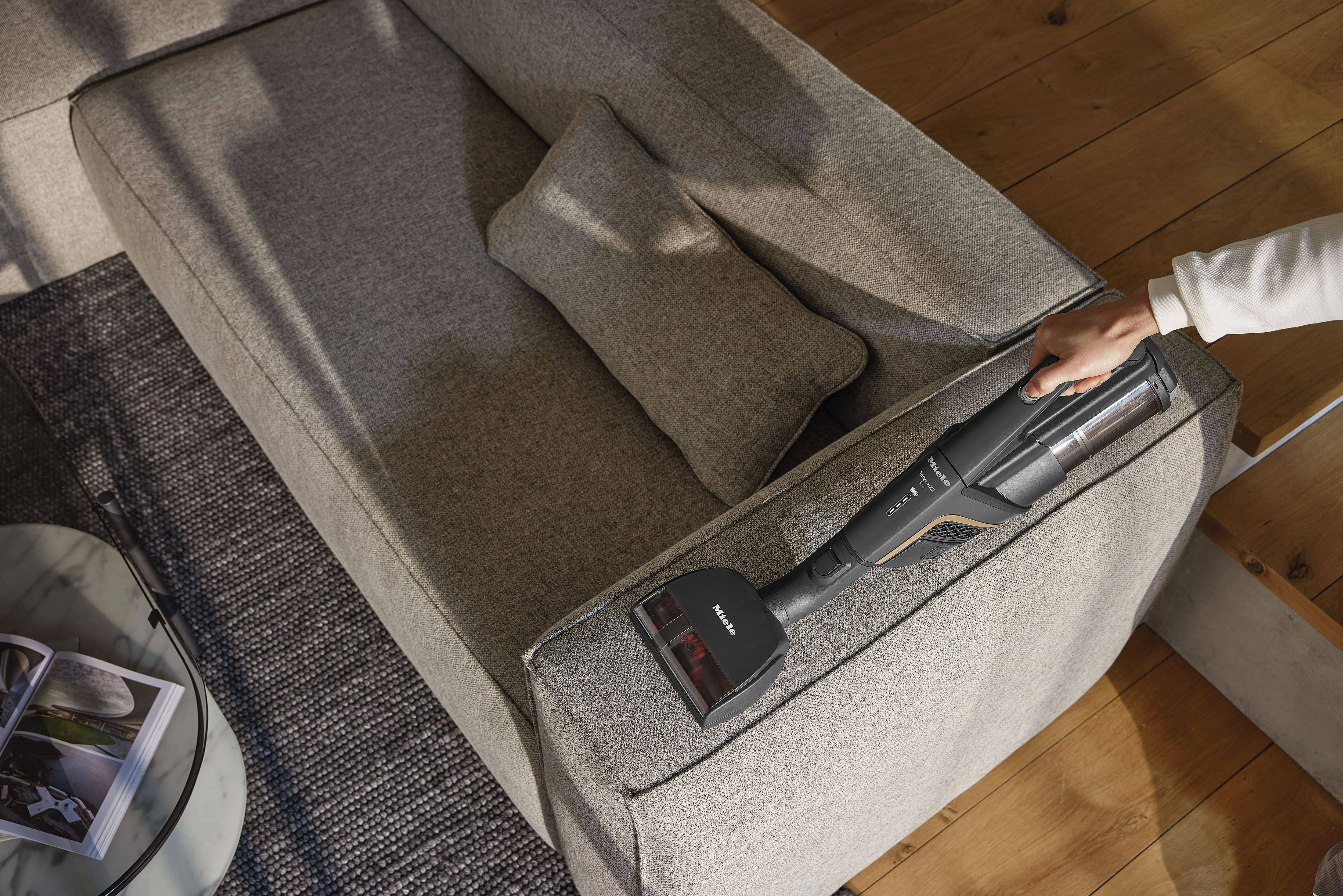 Electro Compact handheld brush Compact handheld brush – flexible and versatile. HXSEB23