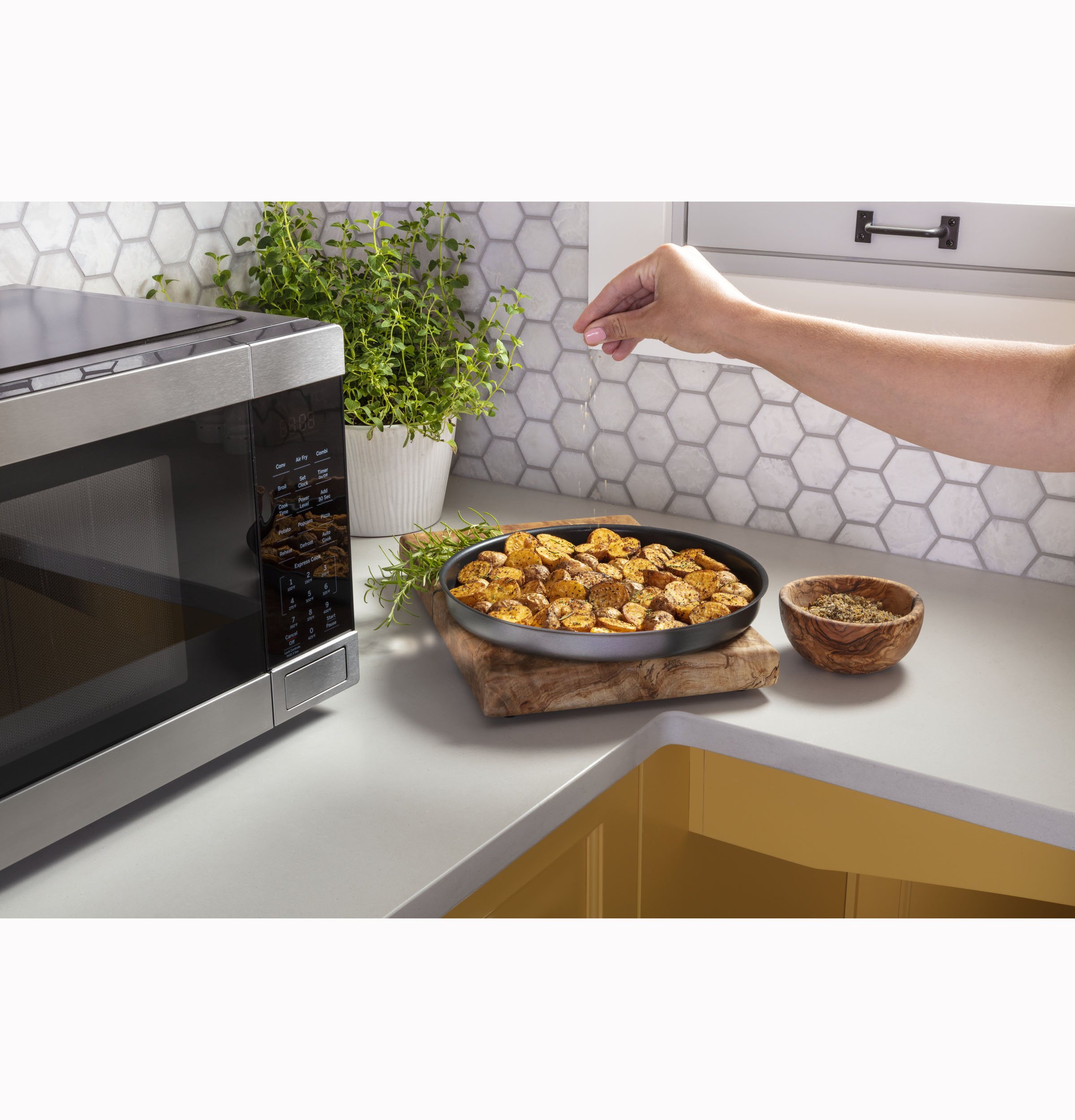 1.0 Cu. Ft. Capacity Countertop Convection Microwave Oven with Air Fry JES1109RRSS