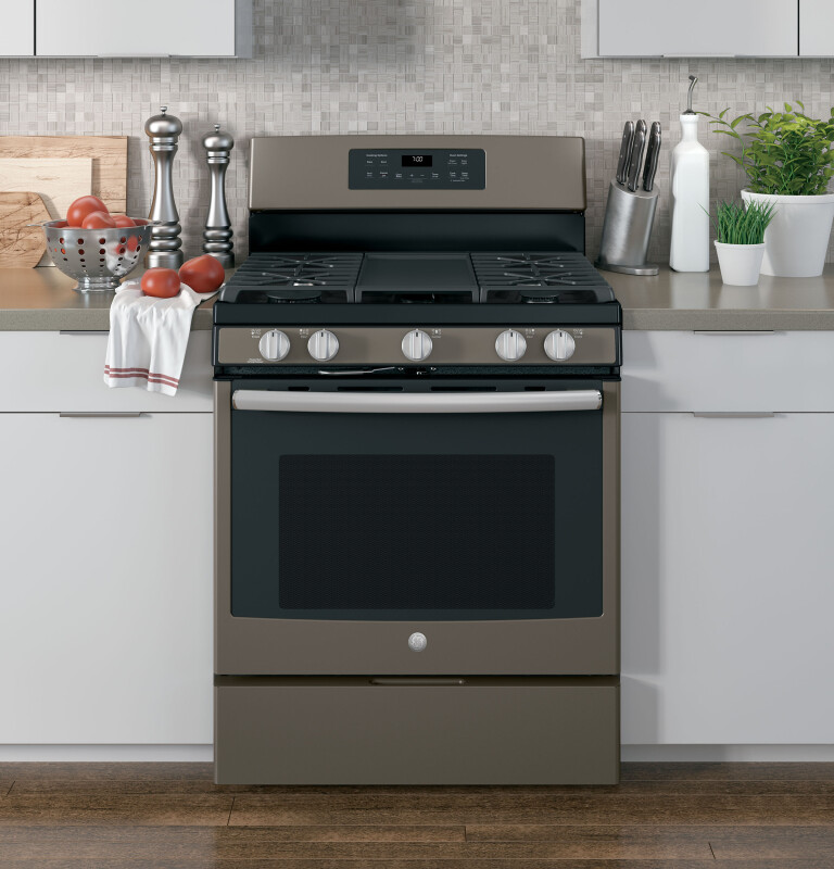 30" Free-Standing Gas Convection Range JGB700EEJES