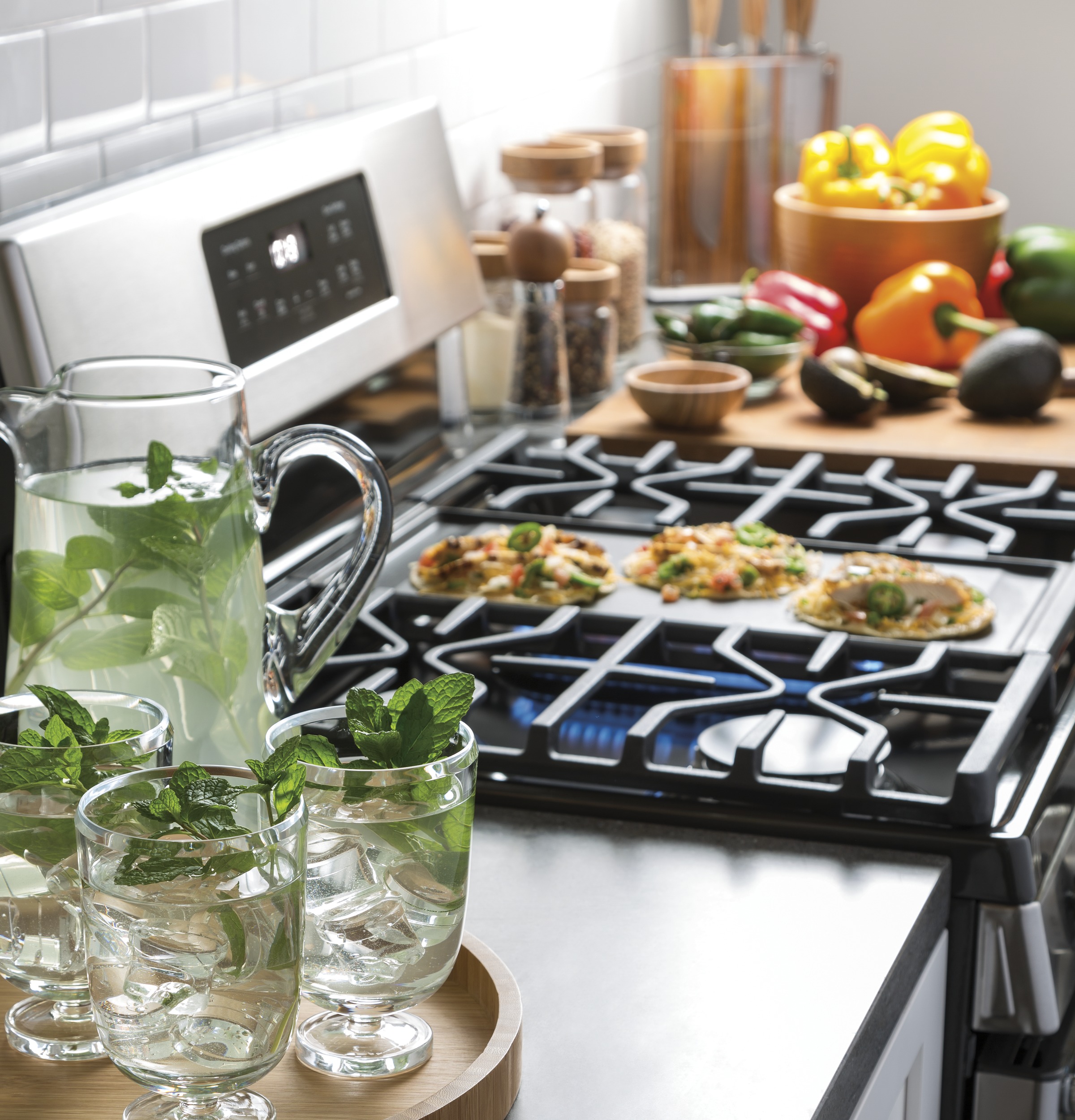 30" Free-Standing Gas Convection Fingerprint Resistant Range JGB700YEJFS