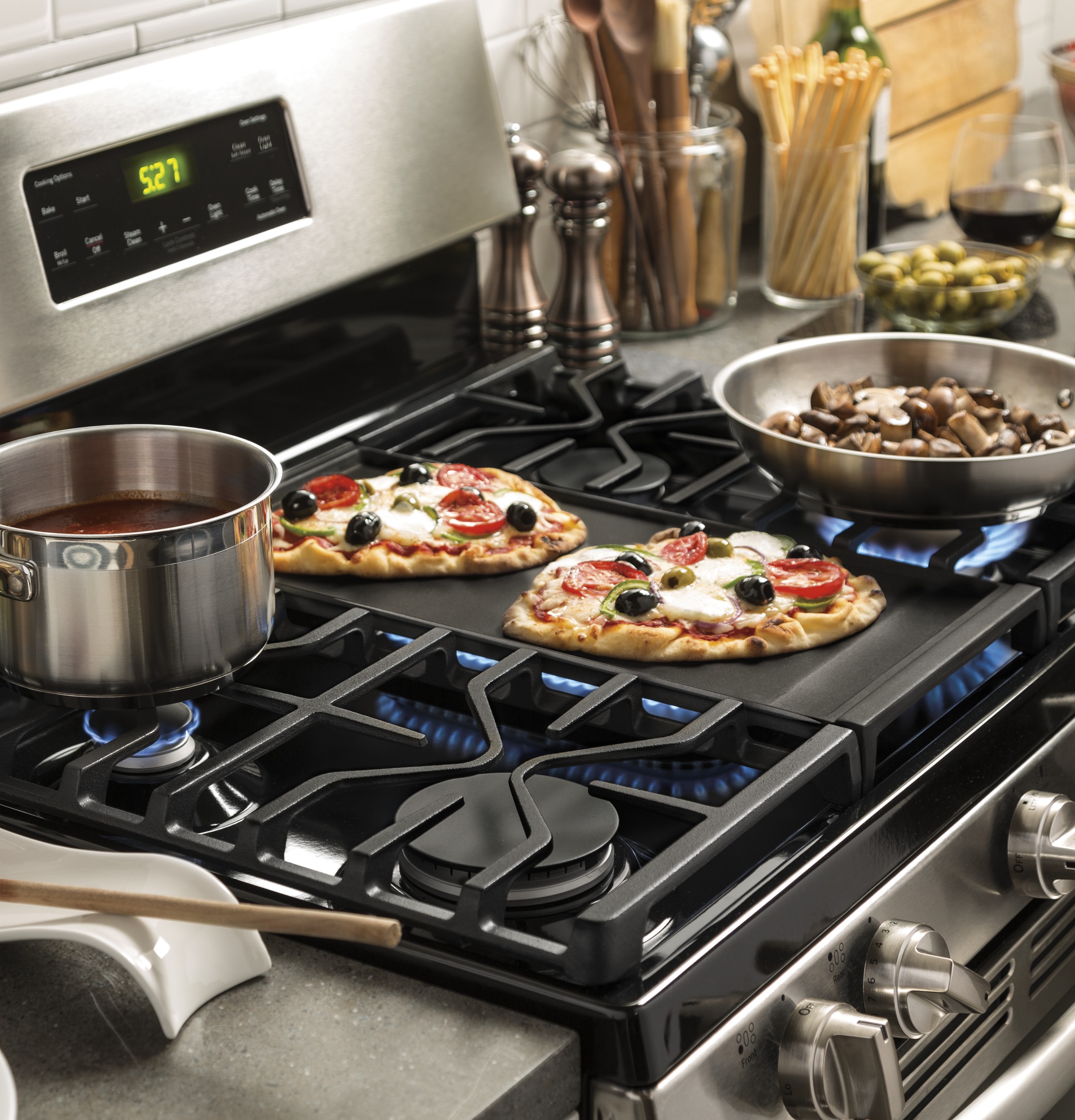 30" Free-Standing Gas Convection Fingerprint Resistant Range JGB700YEJFS