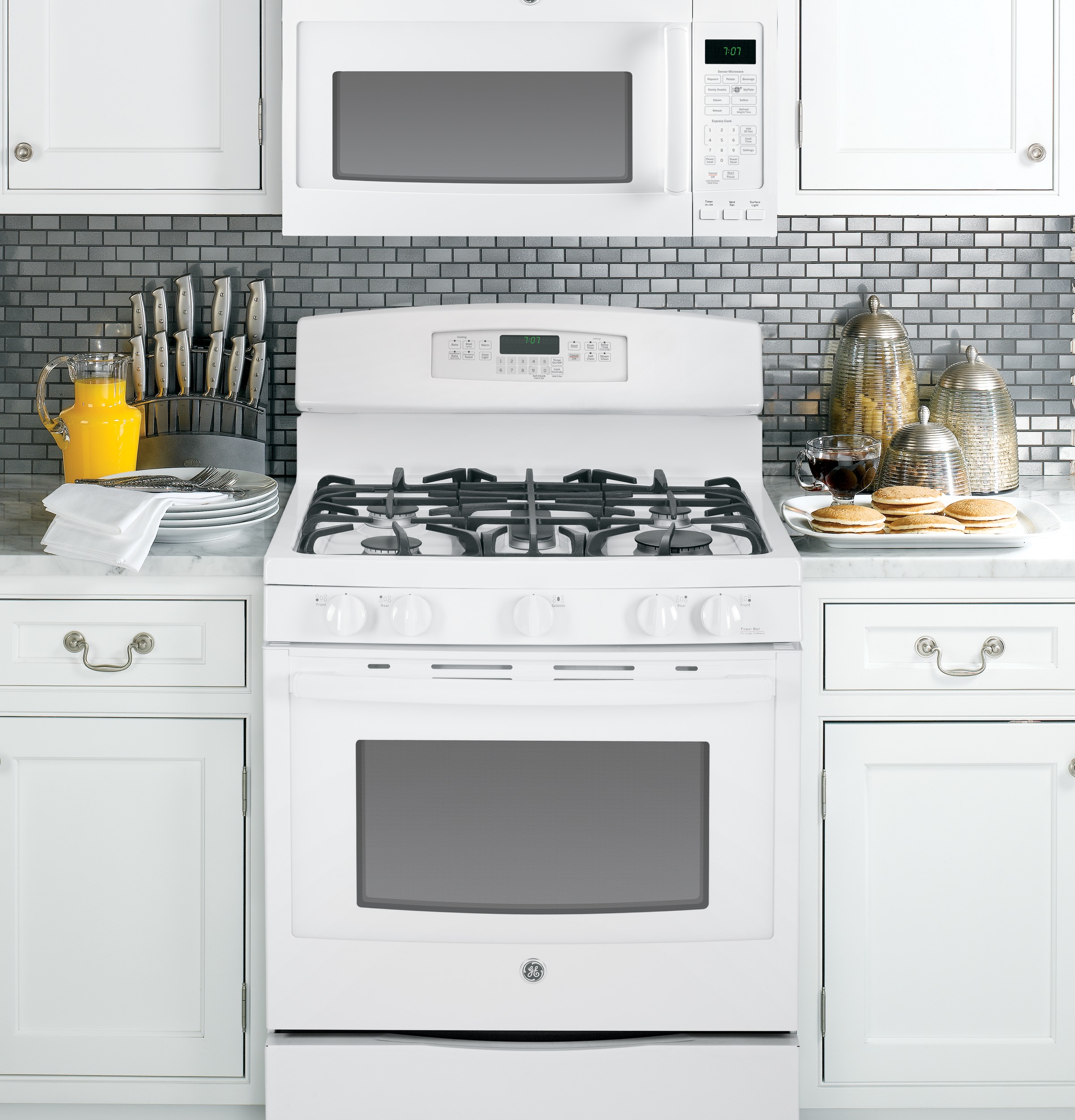 30" Free-Standing Gas Convection Range JGB750DEFWW