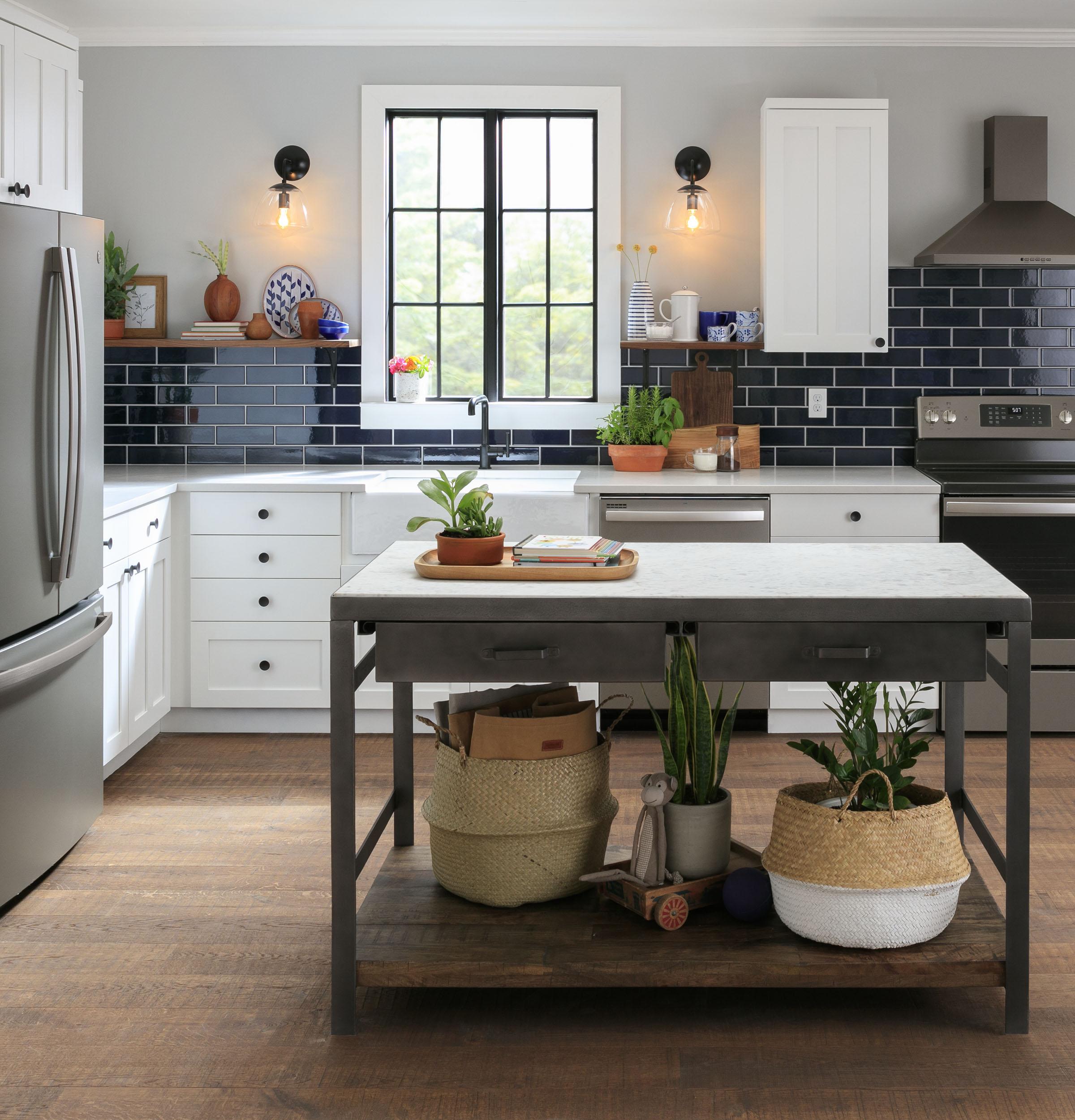 30" Wall-Mount Pyramid Chimney Hood JVW5301EJES