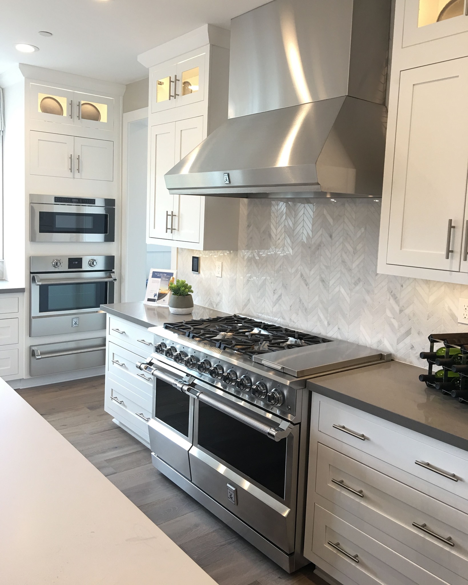 48" 4-Burner Dual Fuel Range with 24" Griddle KRD484GDBU