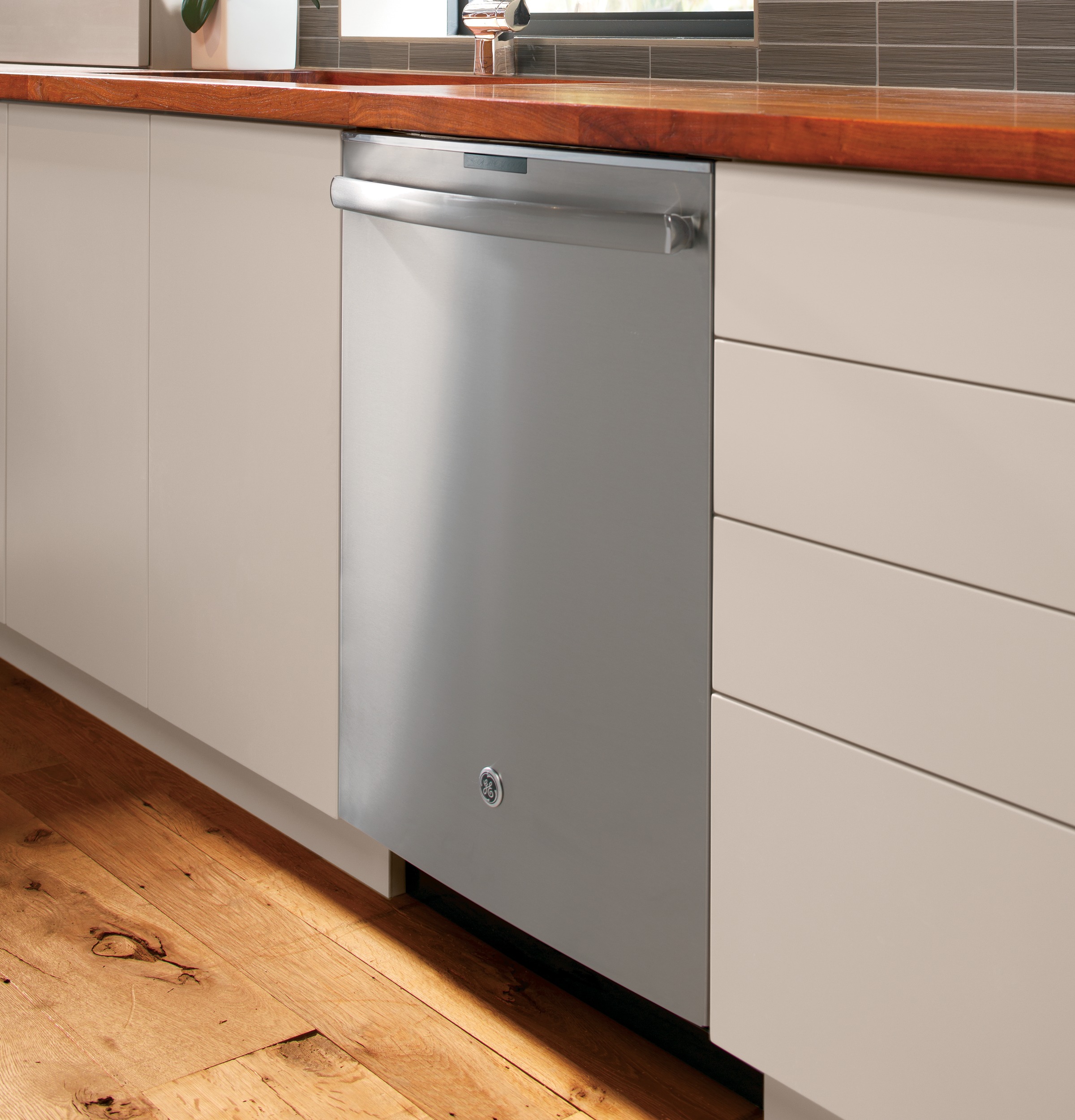 Series Stainless Steel Interior Dishwasher with Hidden Controls PDT760SSFSS