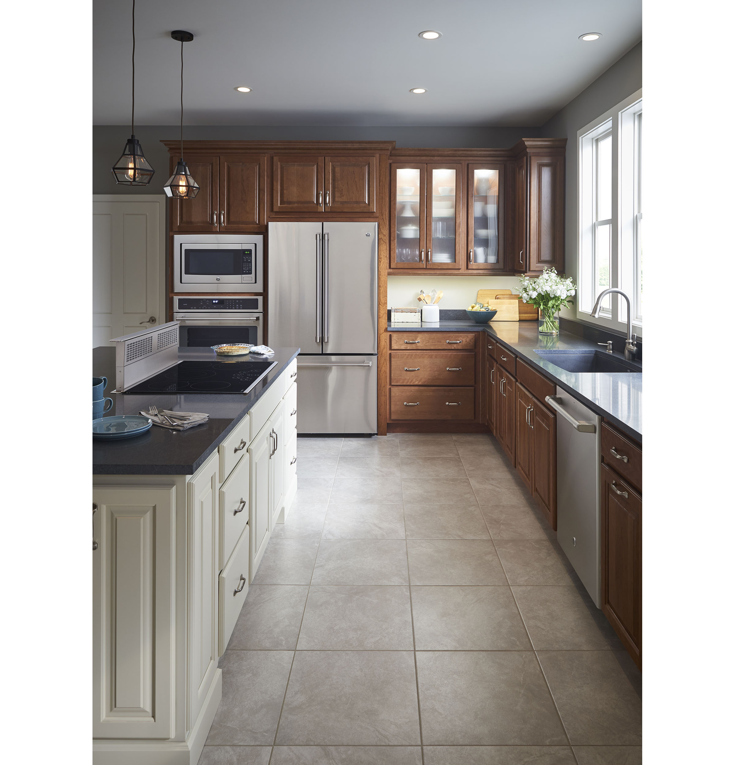 Series 2.2 Cu. Ft. Countertop Microwave Oven PEB7226SFSS