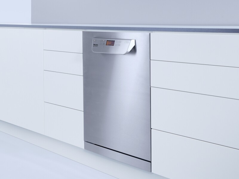 Built‑under fresh water dishwasher ADA compliant, with baskets for hotels, restaurants and catering companies. PG80561U208V